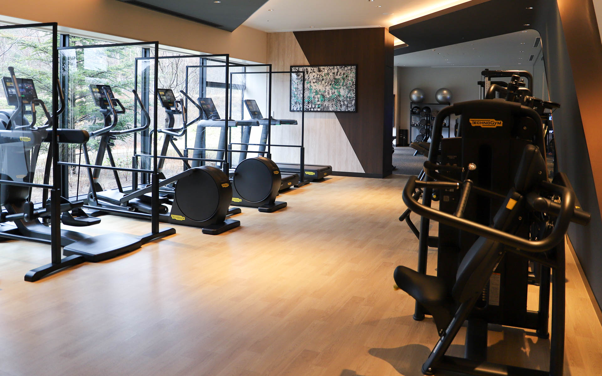 ウエルネス棟には20mの屋内プールやジムも備わる