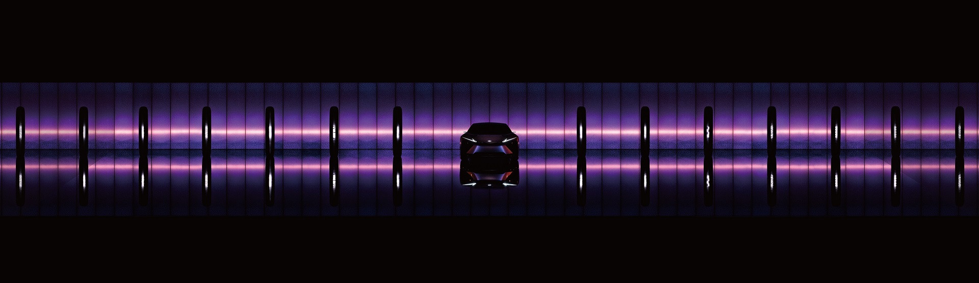 高さ4m、幅30mの巨大スクリーンに刻々と移ろい変わる水平線の情景が映し出される