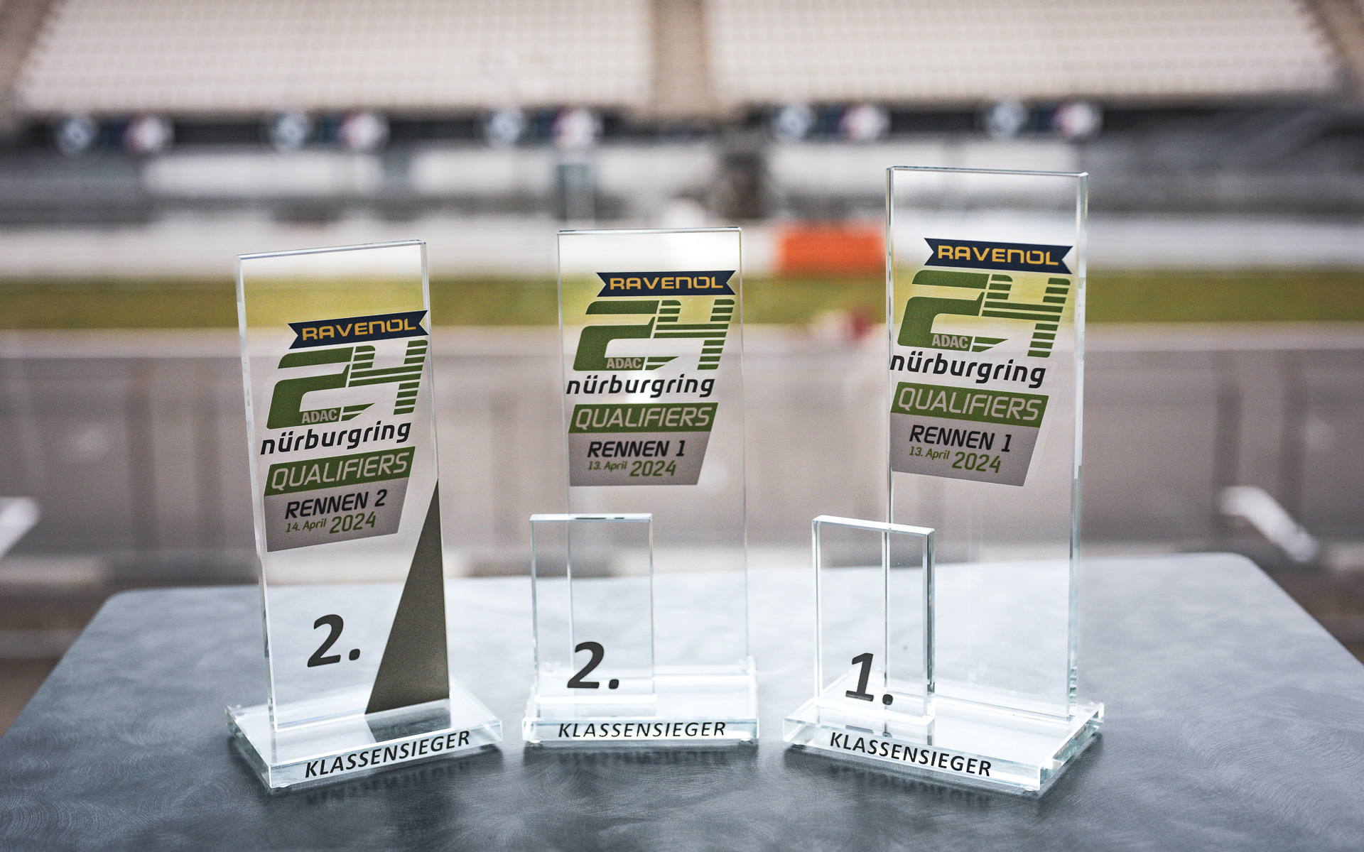 SP10クラスの第1レースと第2レースのトロフィー