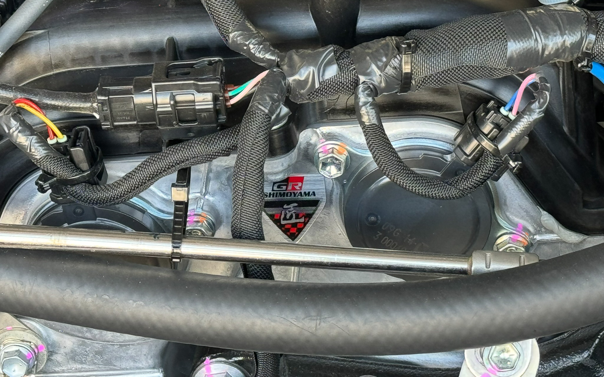 エンジンには、SHIMOYAMA 匠マークが貼られている