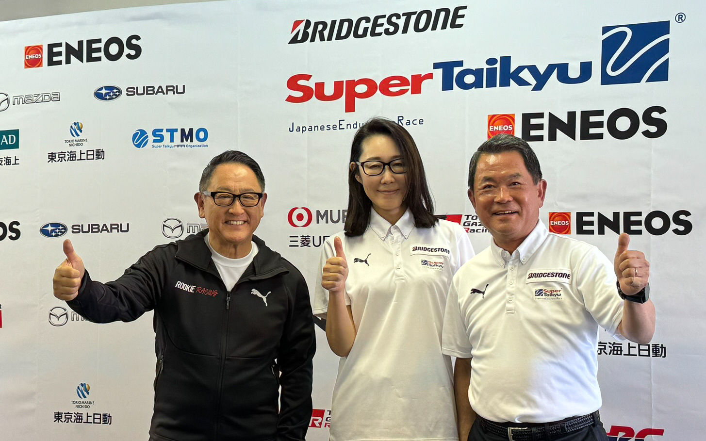 未来志向のSTMO（スーパー耐久未来機構）中心メンバー、左から理事長（総支配人）の豊田章男氏、副理事長（女将）の桑山晴美氏、専務理事/事務局長（支配人）の加藤俊行氏