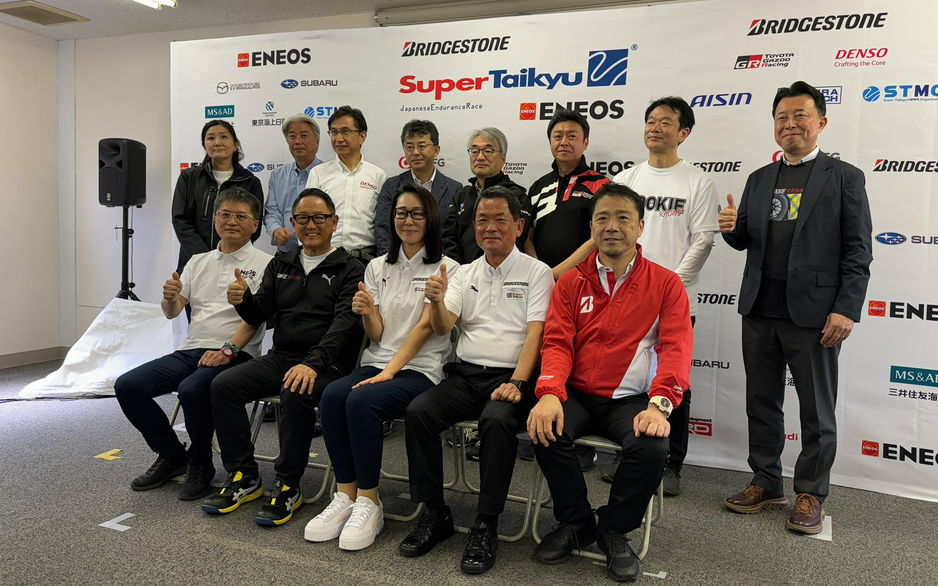 関係者による記念写真