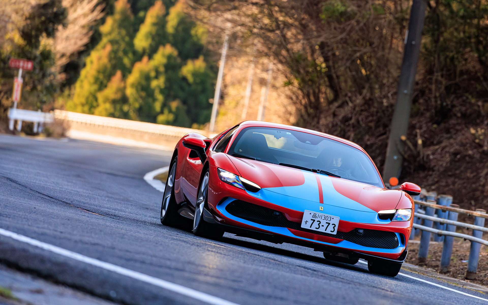 アセットフィオラノパッケージは、GTレースから生まれ、サーキット走行に最適化された特別な「アジャスタブル・マルチマチック・ショックアブソーバー」が装備される