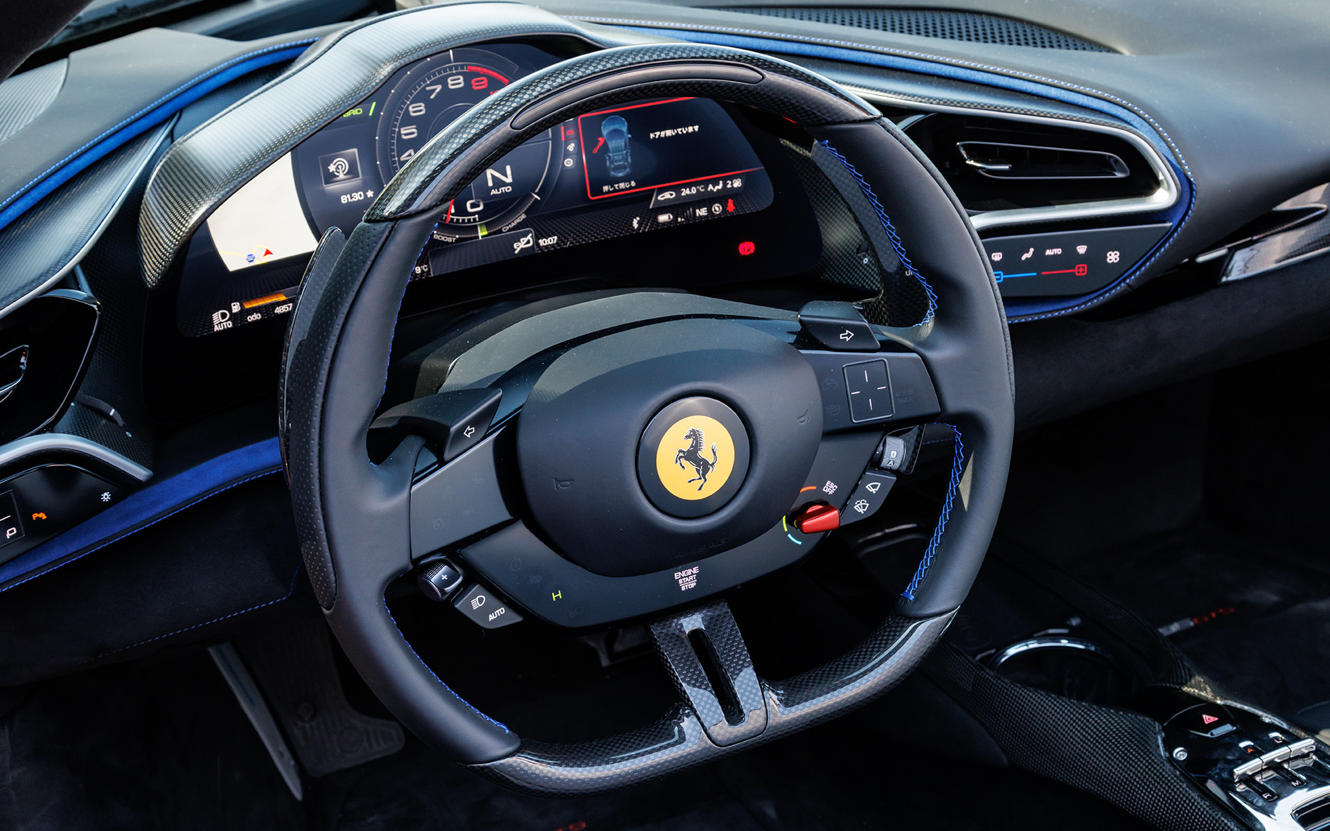 ステアリング右にある赤いレバーは走行モード切り替えスイッチ