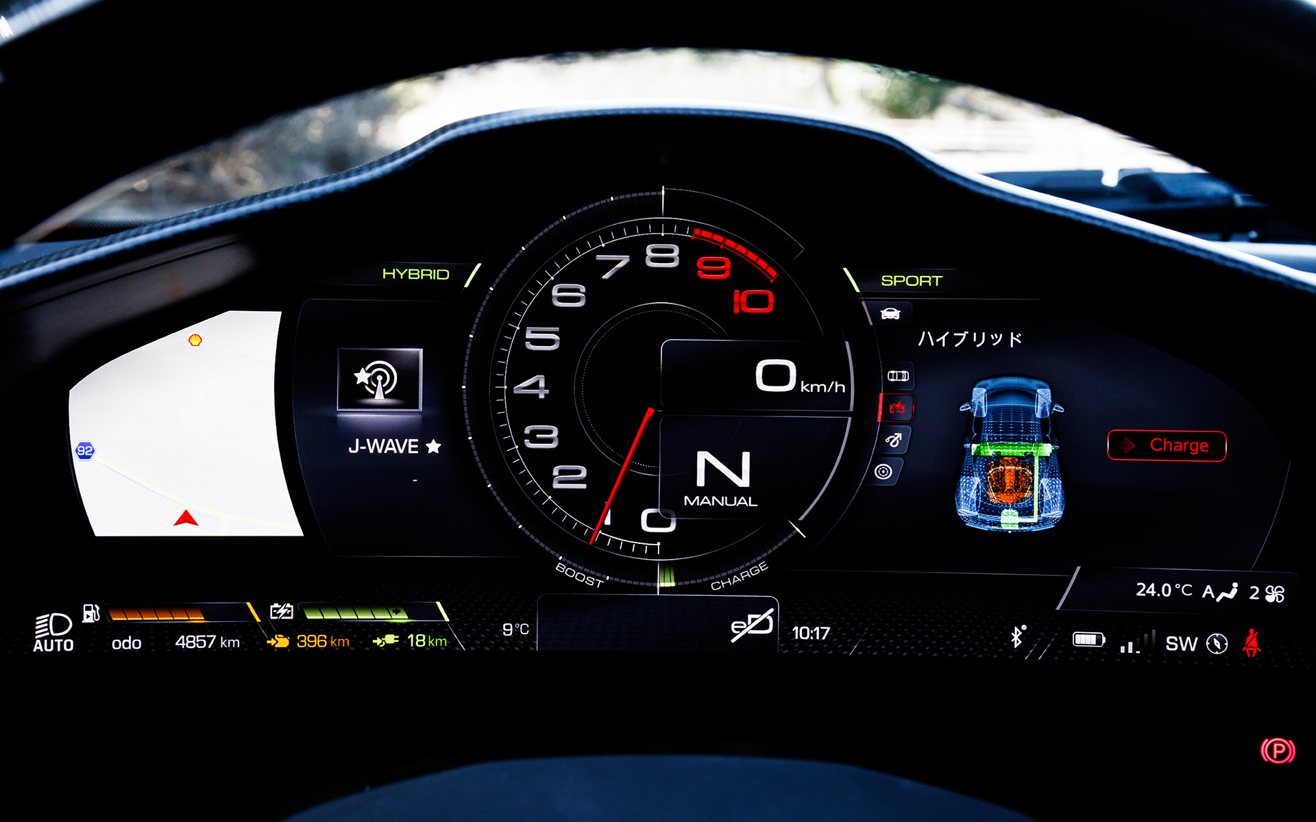 フルディスプレイのメーターは、タコメーターだけでなくさまざまな車両情報も表示してくれる