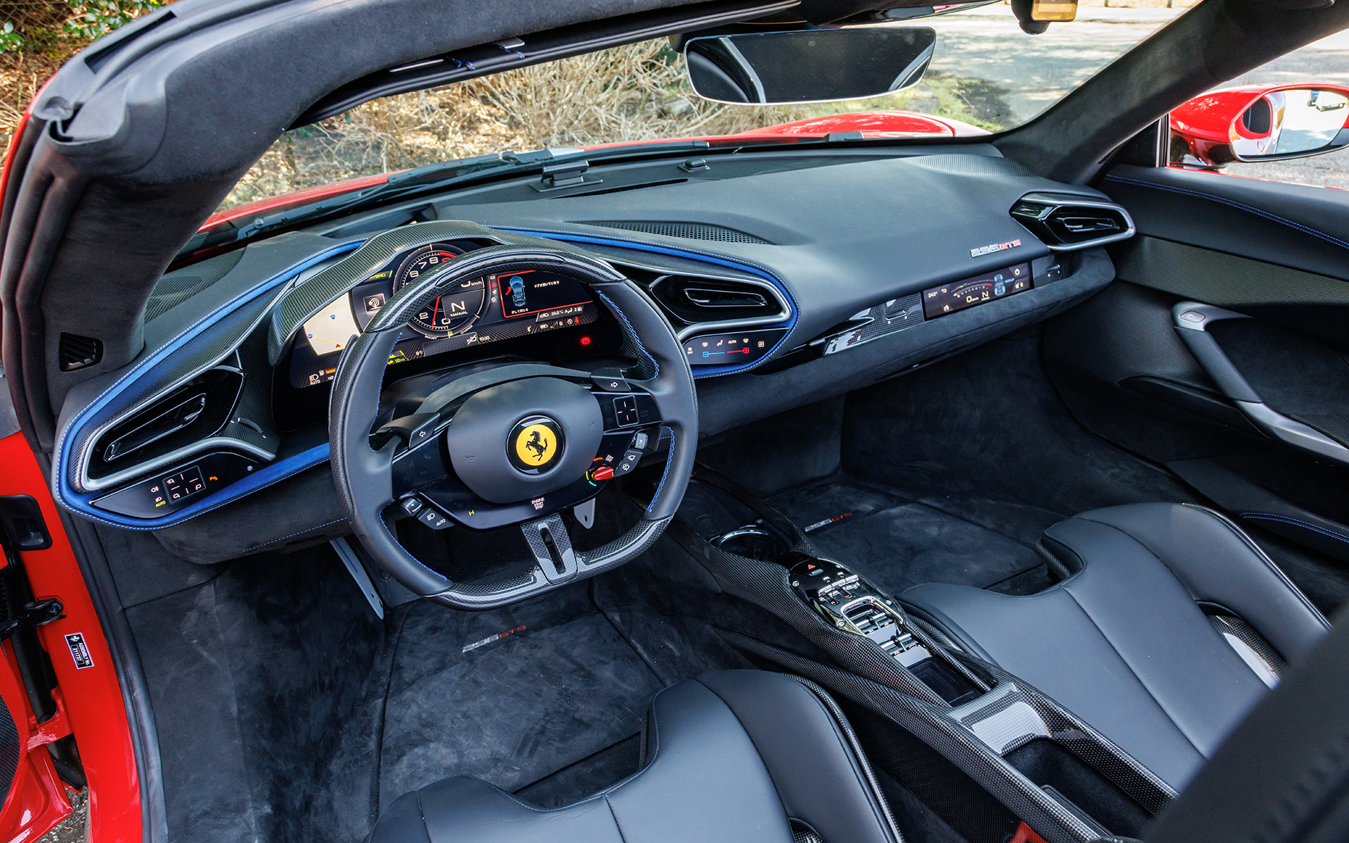 内装はカーボンとアルカンターラがふんだんに使われている