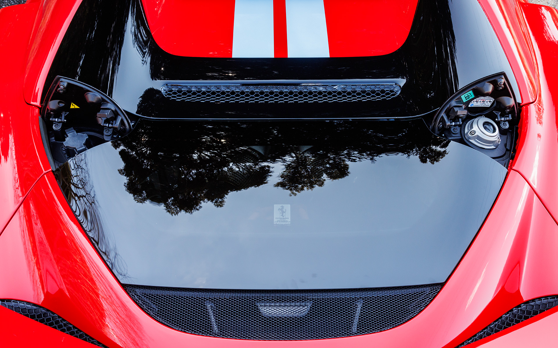 左側に充電ポート、右側に給油口を配置。デザインを損なわないように工夫されている