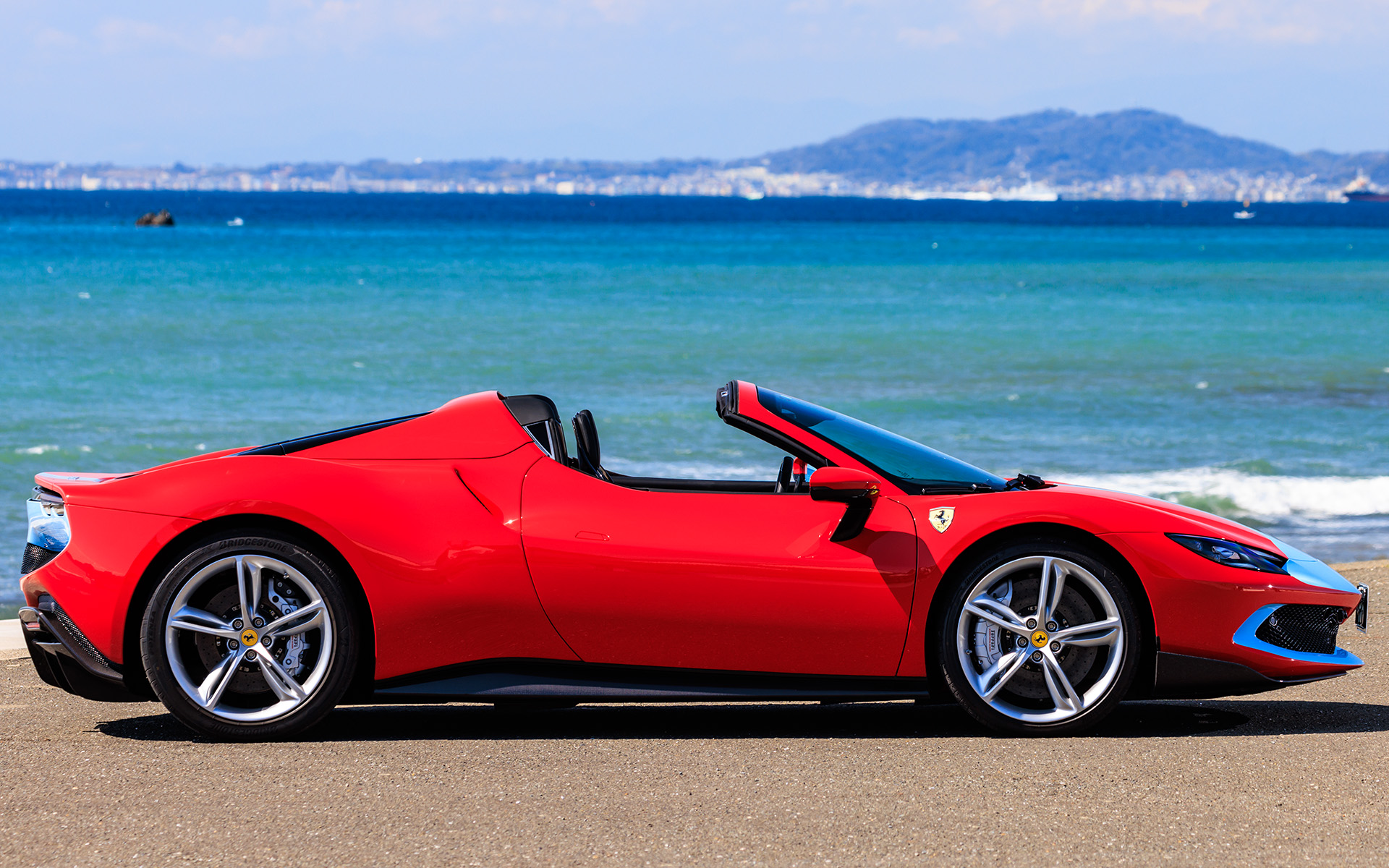 重量配分はフロント40.5：リア59.5。乾燥状態でのパワーウェイトレシオは1.86kg/PSを誇る