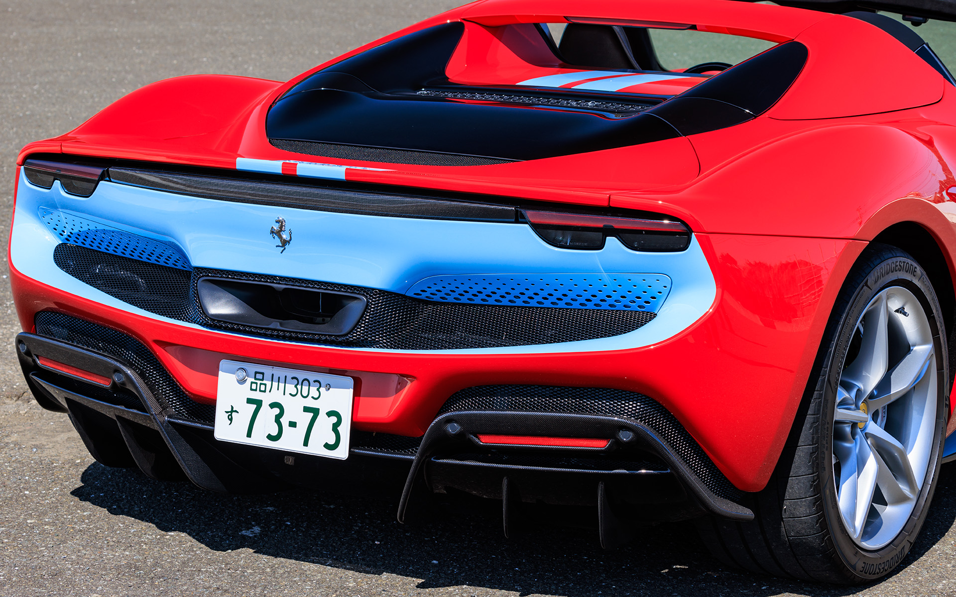 テールランプの間にはブレーキと連動して稼働する「リアアクティブスポイラー」が格納されている