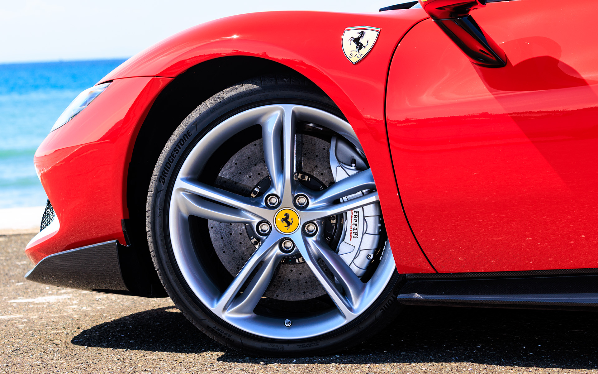 フロントタイヤのサイズは245/35ZR20（ホイール20×9.0J）、リアタイヤのサイズは305/35ZR20（ホイール20×11.0J）。アセット フィオラノ パッケージのみサーキット走行用にミシュランの「パイロットスポーツ カップ2R」が設定されているが、試乗車はブリヂストンの「ポテンザ スポーツ」を履いていた