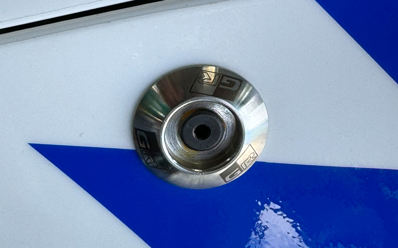 GR特製NSボルト（仮称）。レーザーマーキングのGRロゴと、トルクスのボルトを見ることができる