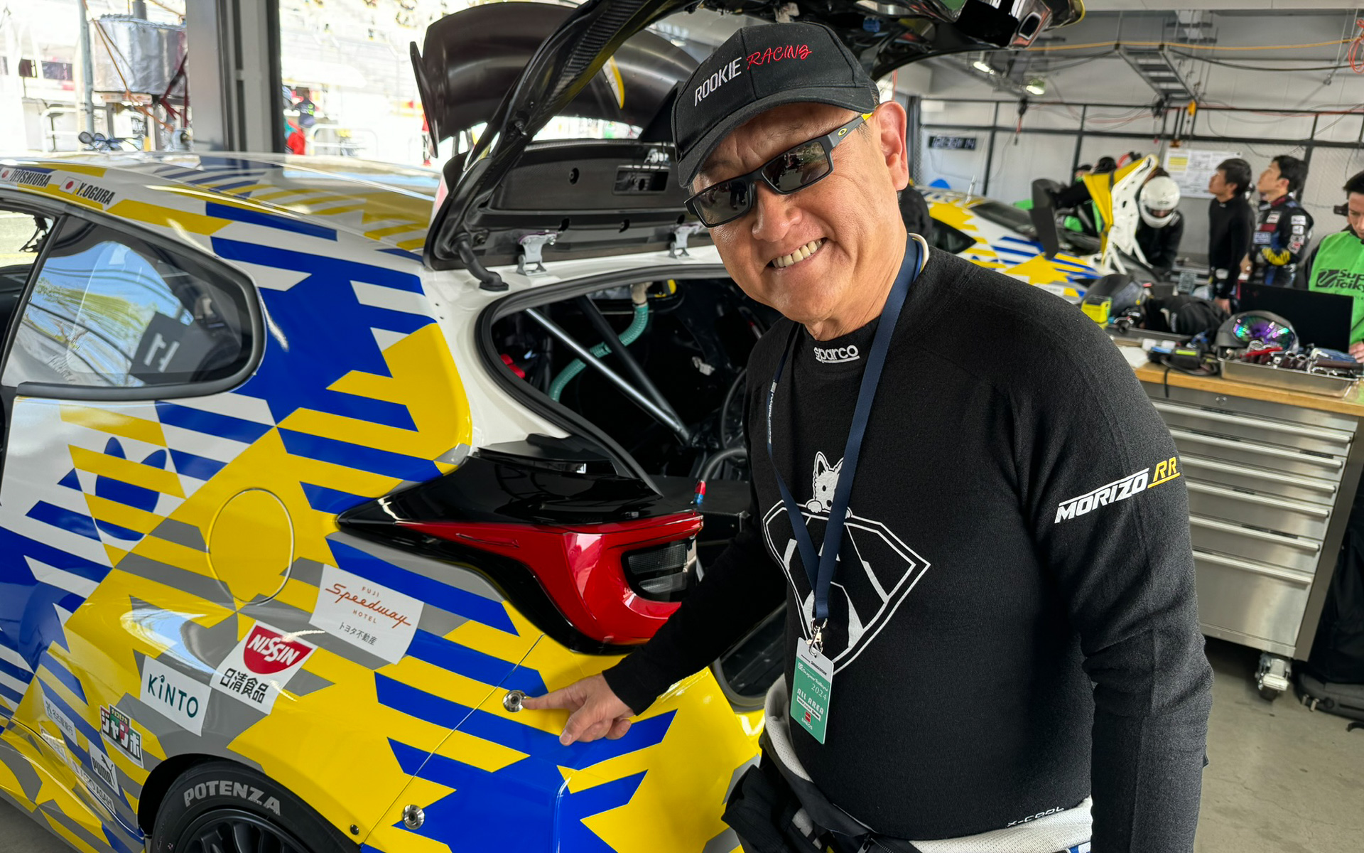 GR特製NSボルト（仮称）を指差すモリゾウ選手こと豊田章男会長