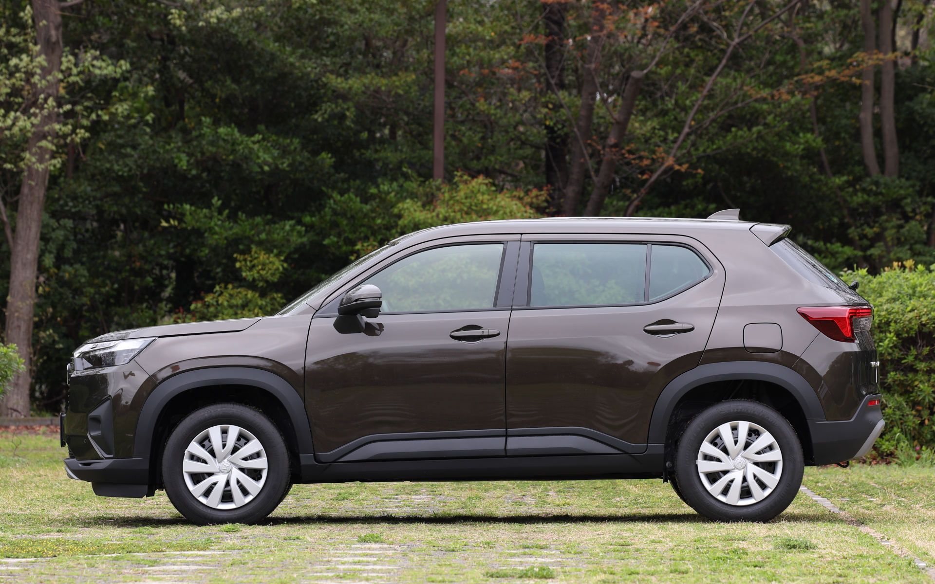 ひと目で分かるぶ厚いボディによる安心感と、スクエアなロングノーズによる堂々とした風格、高い重心と水平基調のリアデザインによる力強いたたずまいを表現している