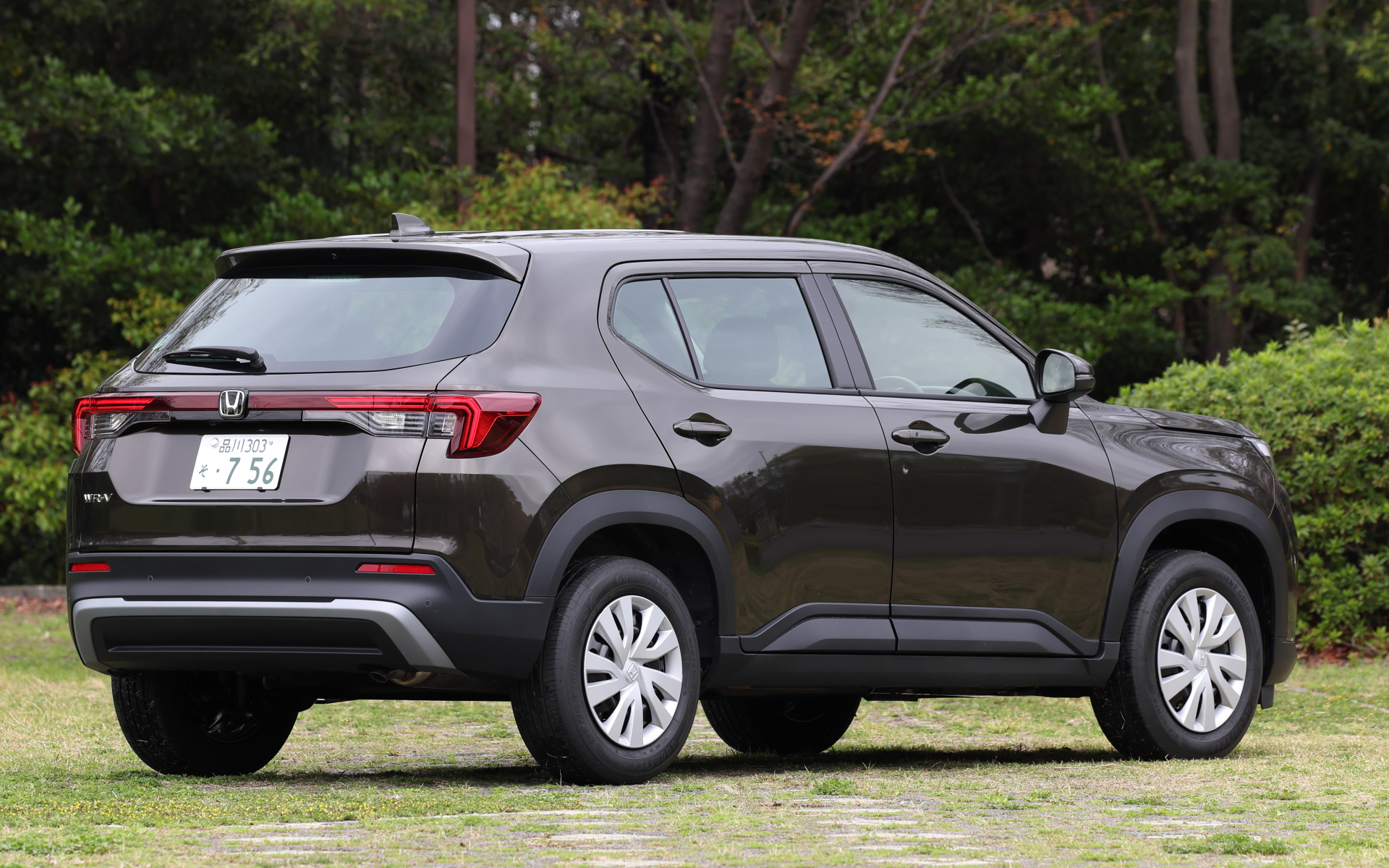 ボディサイズは4325×1790×1650mm（全長×全幅×全高）、ホイールベースは2650mm、最低地上高195mmを確保。最小回転半径は5.2m