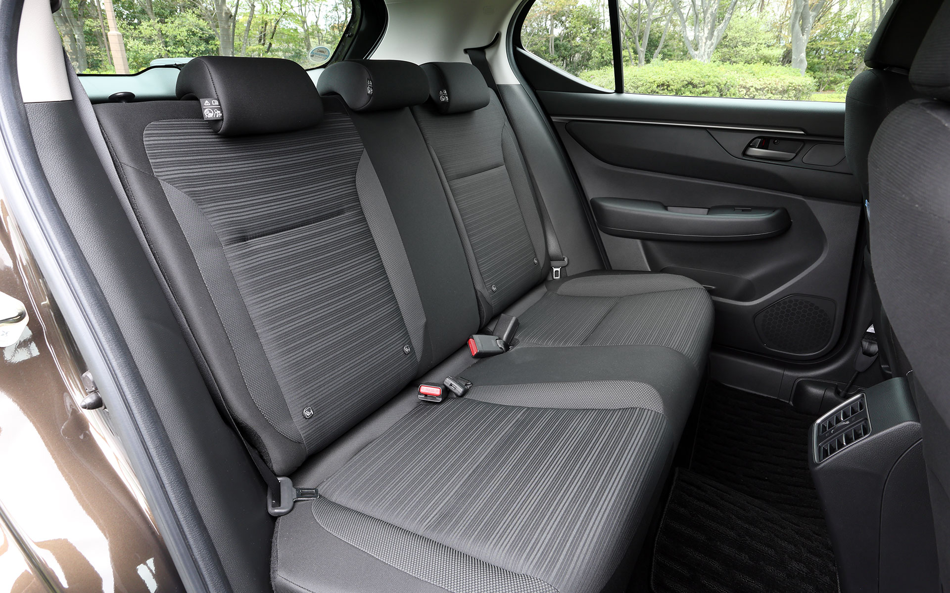 内装色はブラック（ファブリック）のみ