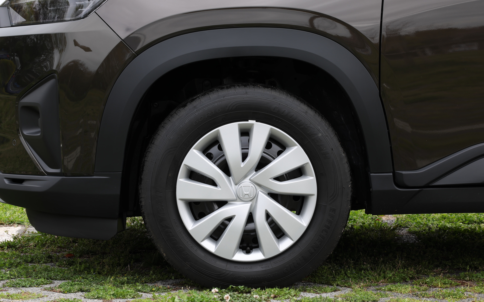 Xグレードはフルホイールキャップの16インチで、タイヤサイズは215/60R16。試乗車はグッドイヤーのハイパフォーマンス低燃費タイヤ「エフィシェントグリップ パフォーマンス」を履いていた
