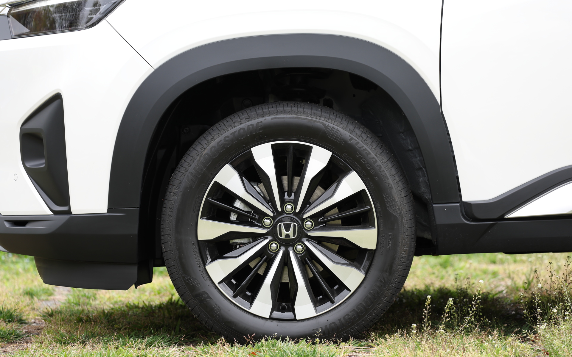 Z＆Z＋グレードは17インチアルミホイールが標準で、タイヤサイズは215/55R17。試乗車はブリヂストンの低燃費性能と上質な乗り心地を両立した「トランザT005A」を履く