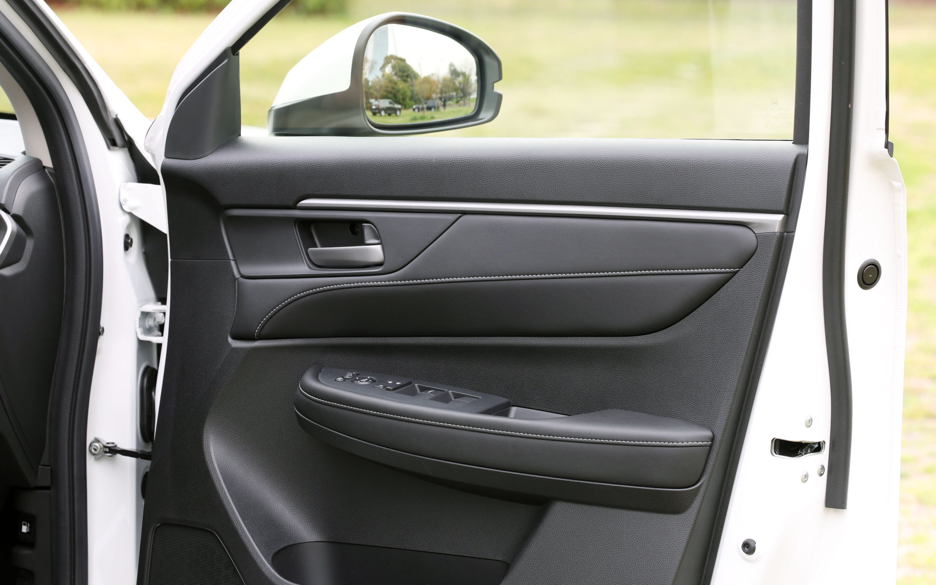 内装色はブラックのみの設定