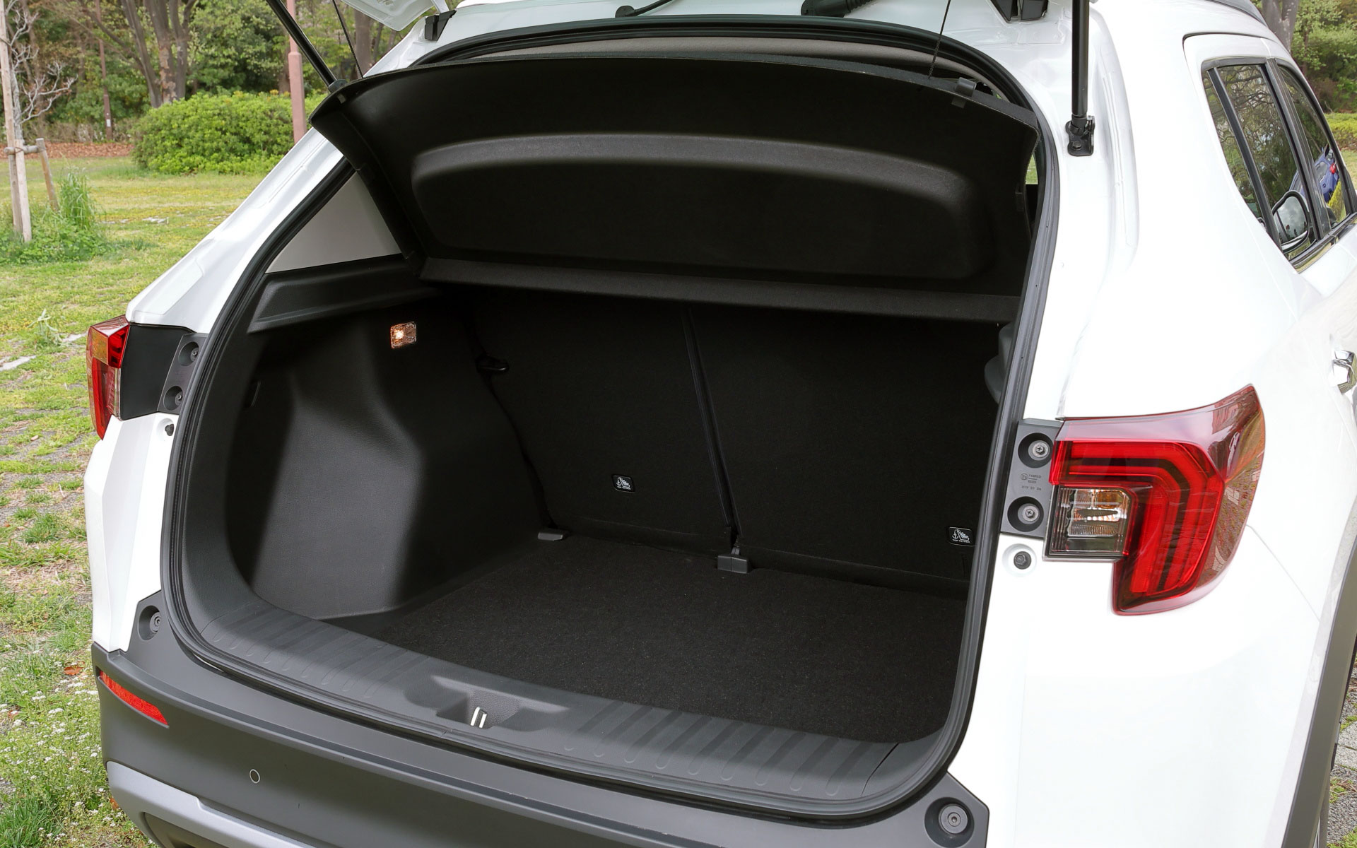 荷室容量は5名乗車時で床下収納を除いて458Lを確保