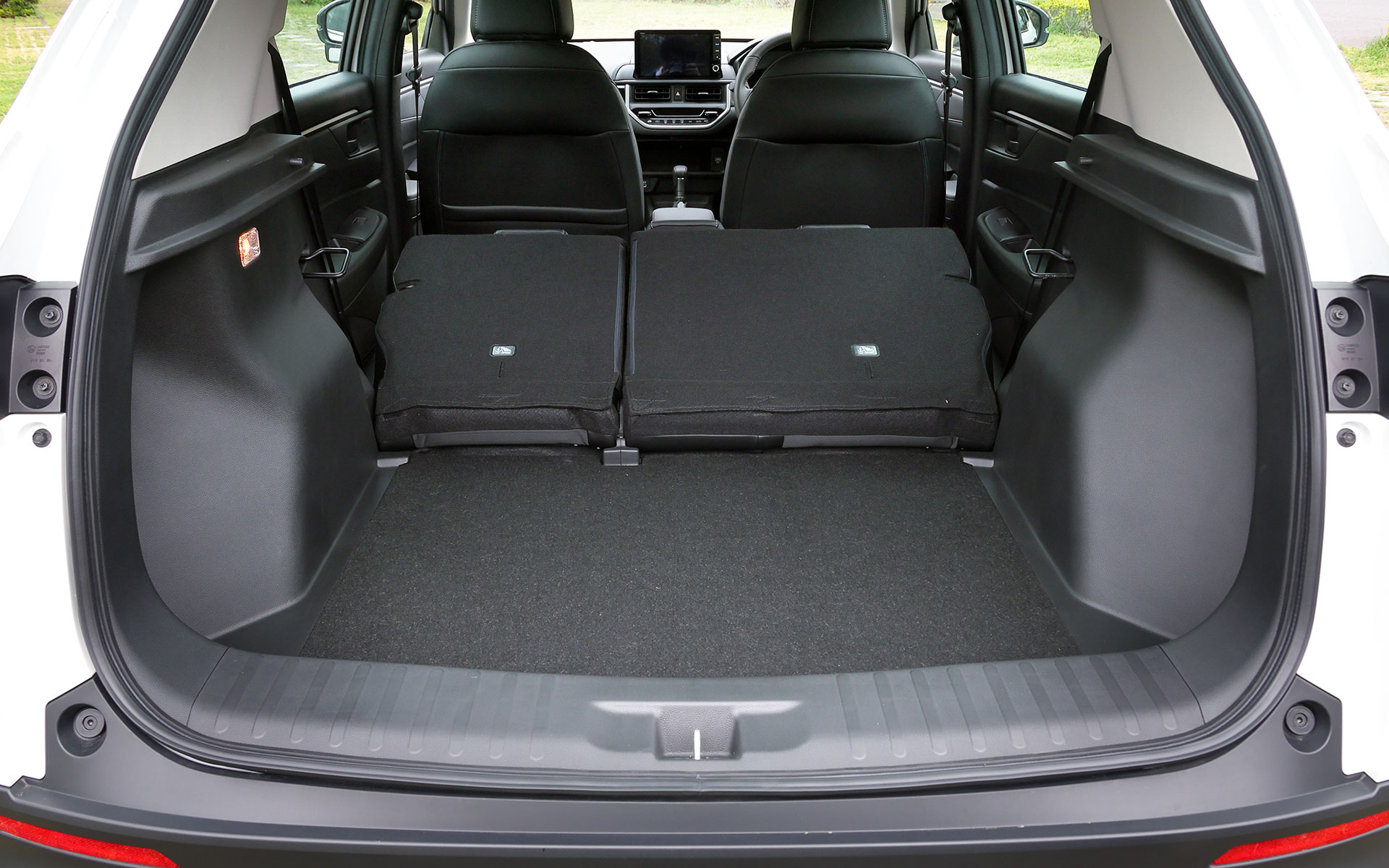 5名乗車時の荷室長は840mmだが、リアシートを倒せば2181mmまで伸びる