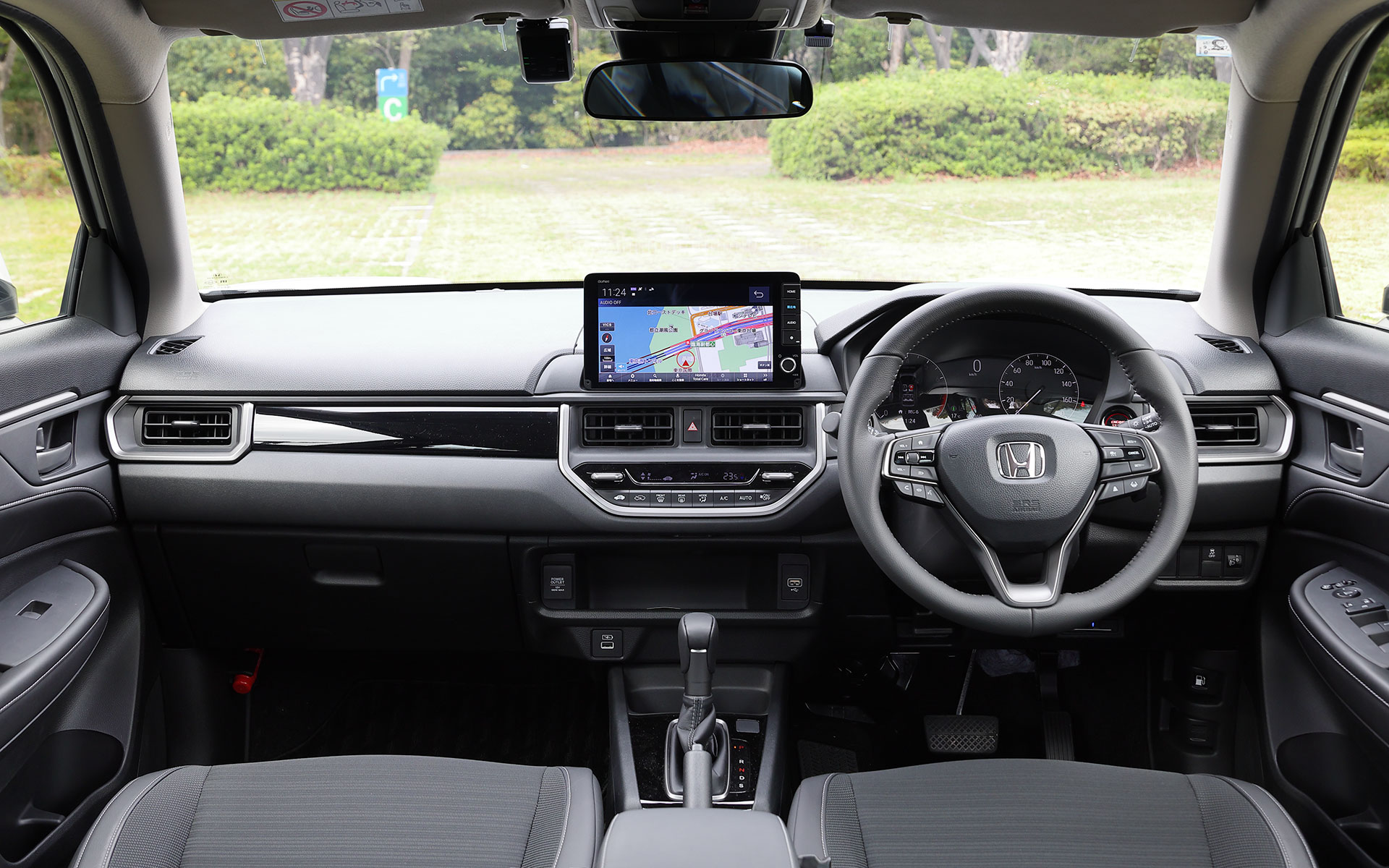 WR-Vのインテリア。水平基調で広々とした視界は今の主流ともいえる