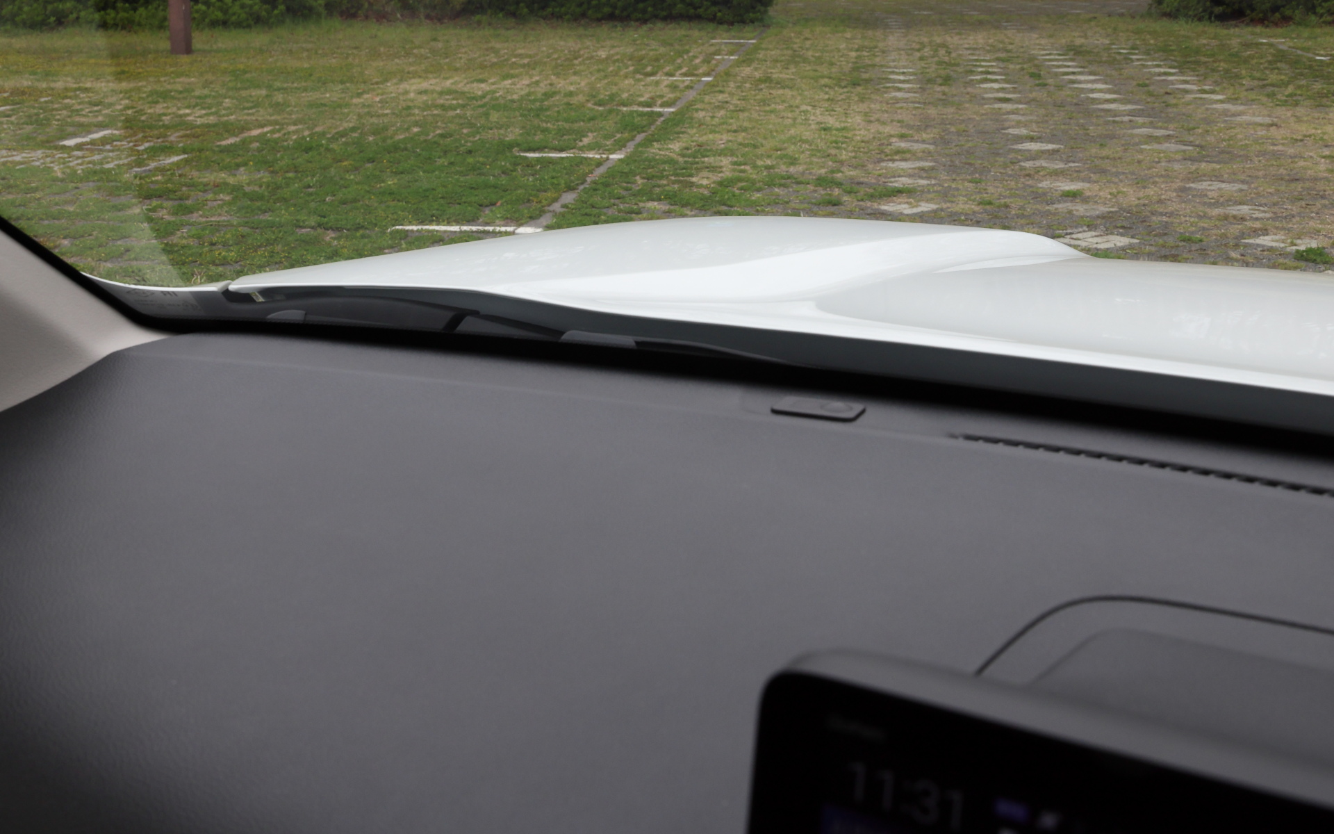 角張ったフロントフードが視界に入るので狭い場所での車幅感覚をつかみやすい