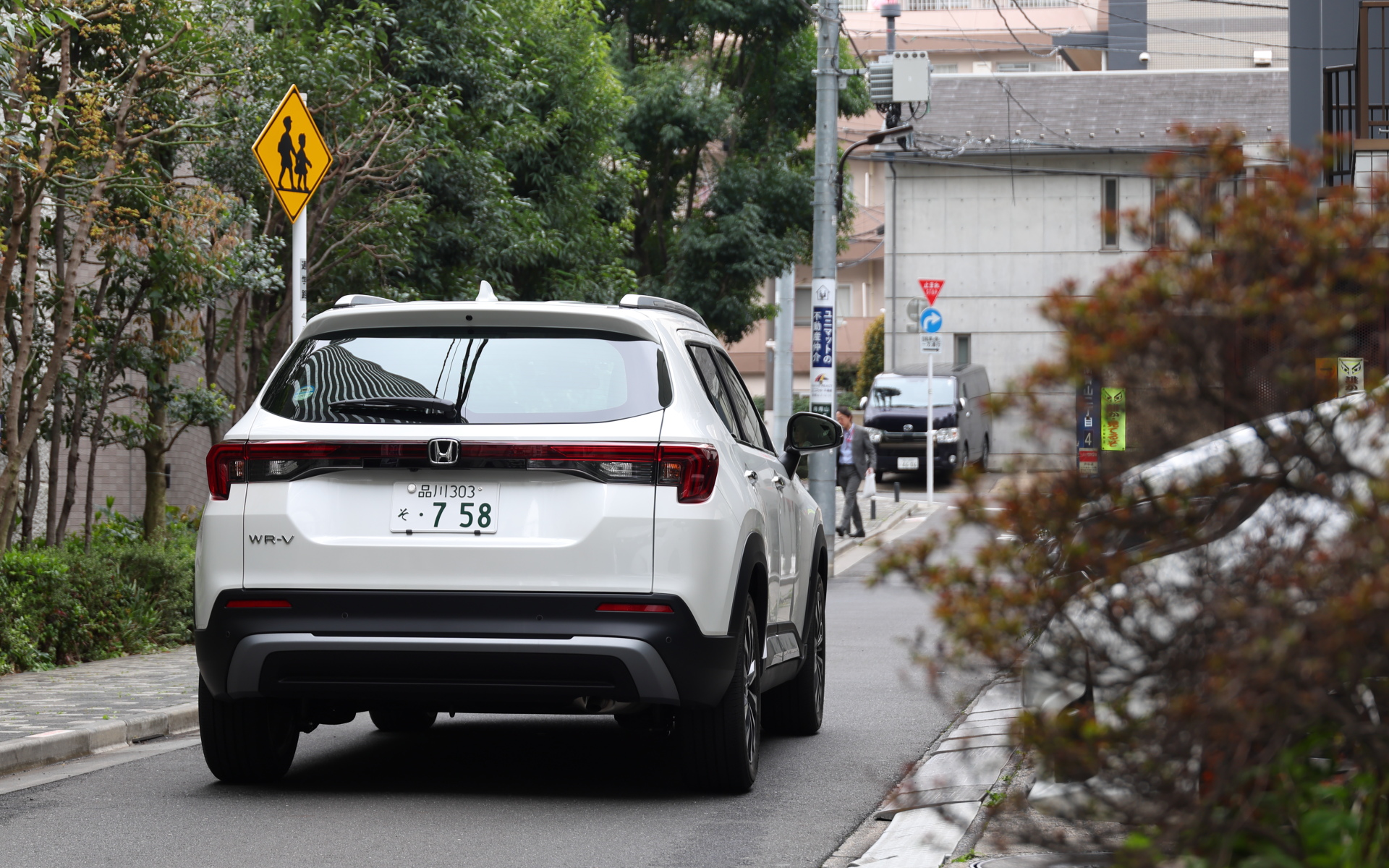 3ナンバーとはいえコンパクトサイズなので、都市部の狭い裏道でも比較的スイスイ走れる