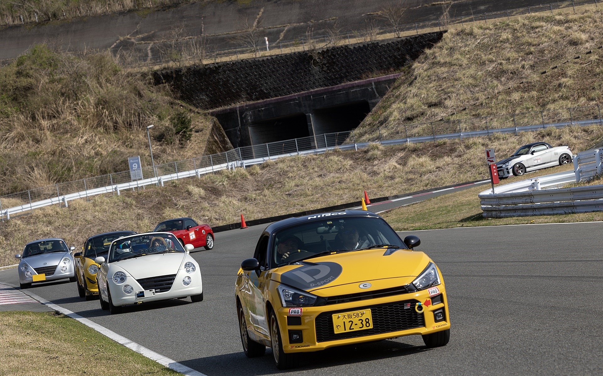 最初の走行では3周ほど先導車がスローペースで隊列を引っ張る。ここでドライバーの緊張をほぐしつつ、クルマの状態をチェックする