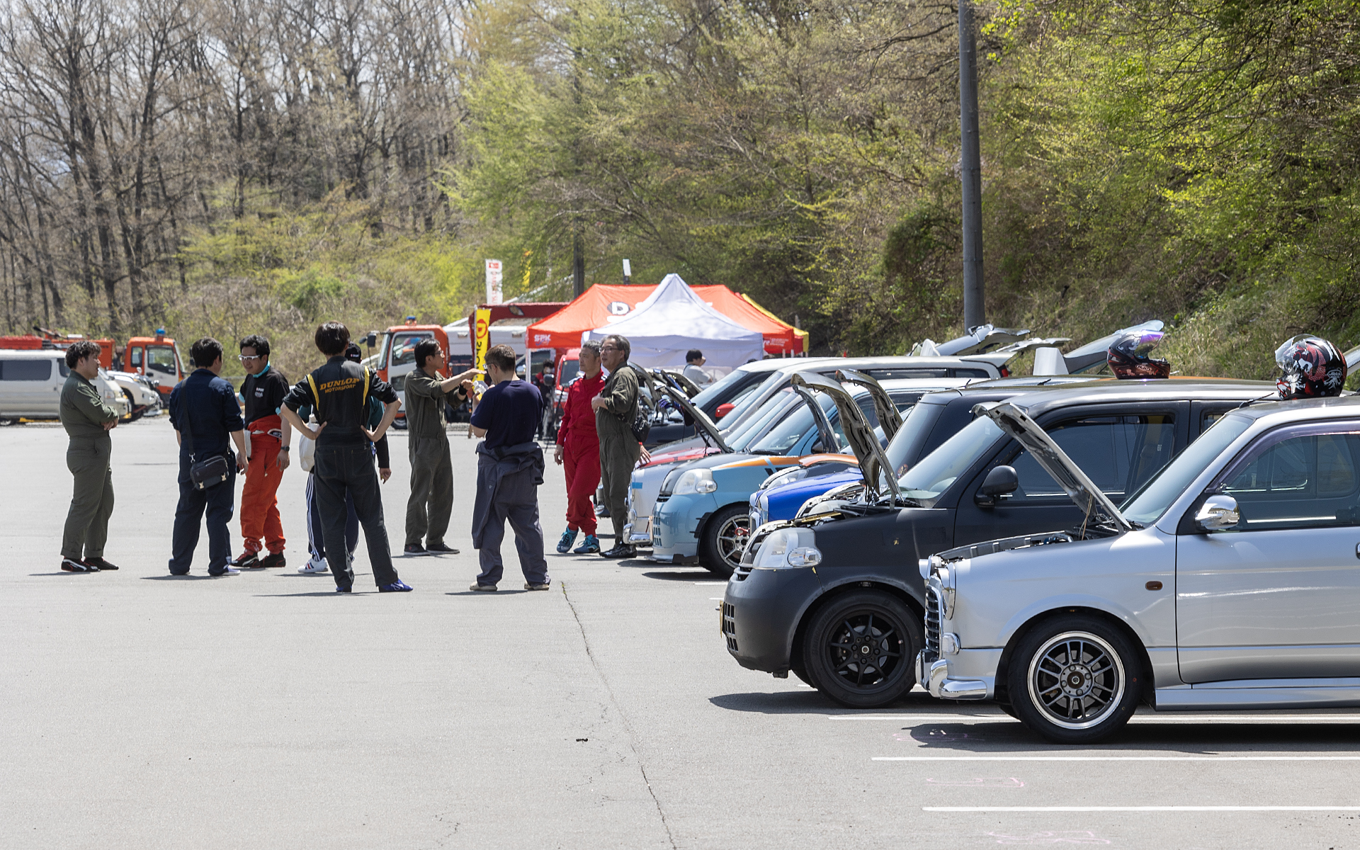 2回目の走行までは1時間半ほどあるので仲間同士の情報交換やセットアップの変更なども行なえる。走行後はエンジンのクーリングのためにボンネットオープンでの駐車が推奨されている