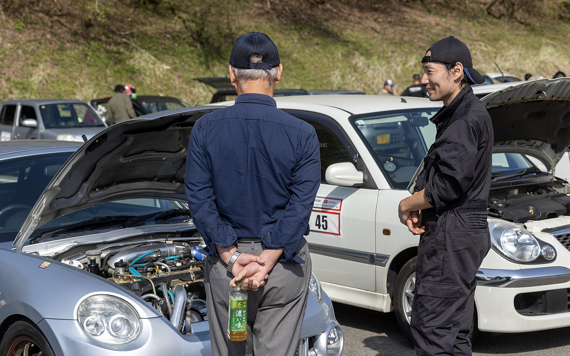 スポーツ走行好きなダイハツ車オーナー同士なので、初めて会う人同士でも年齢や性別にとらわれず自然に会話ができる。幅広い層の知り合いができるのもクルマ趣味の特徴だ。特にタイムアタックイベントといってもピリピリした感じが一切ない雰囲気のいいDスポーツ＆ダイハツチャレンジカップならなおさら知り合いを作りやすい