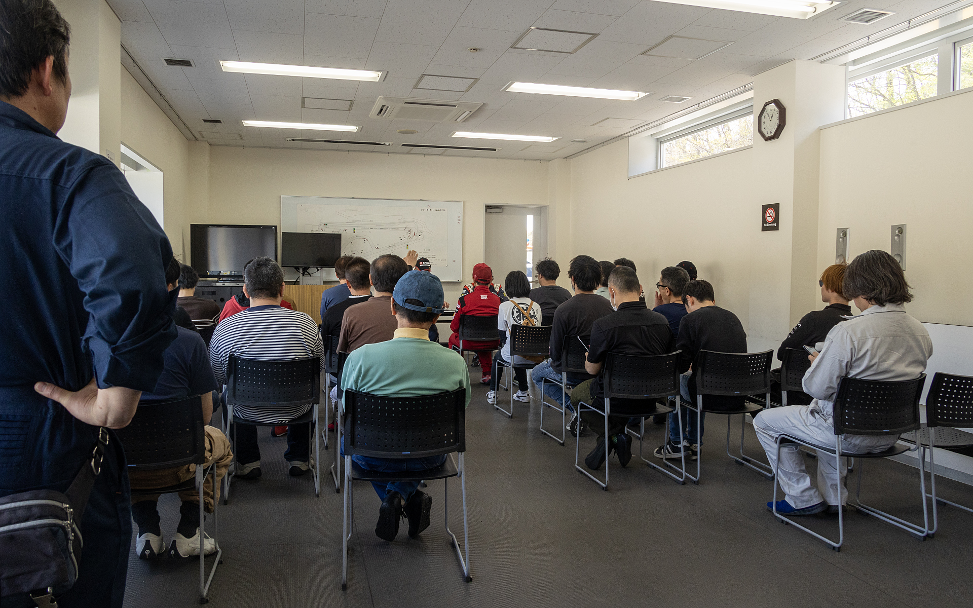 インストラクターによるドライビングの個別アドバイスもある。練習走行時の走りのチェックを行なっていて、それを元にドライビングの注意点がアドバイスされるというもの