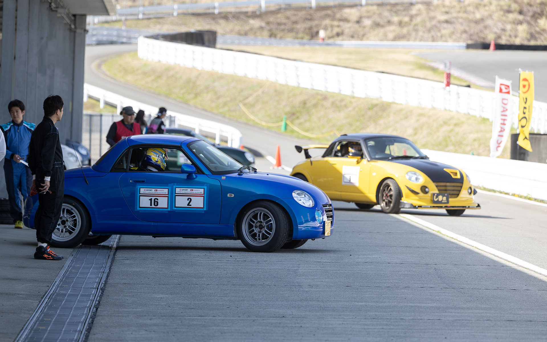 クリアラップでアタックしたいドライバーでは、走行前のピットレーン待機から競い合いが始まっている。前にクルマが少ない状態を作れれば有利になる