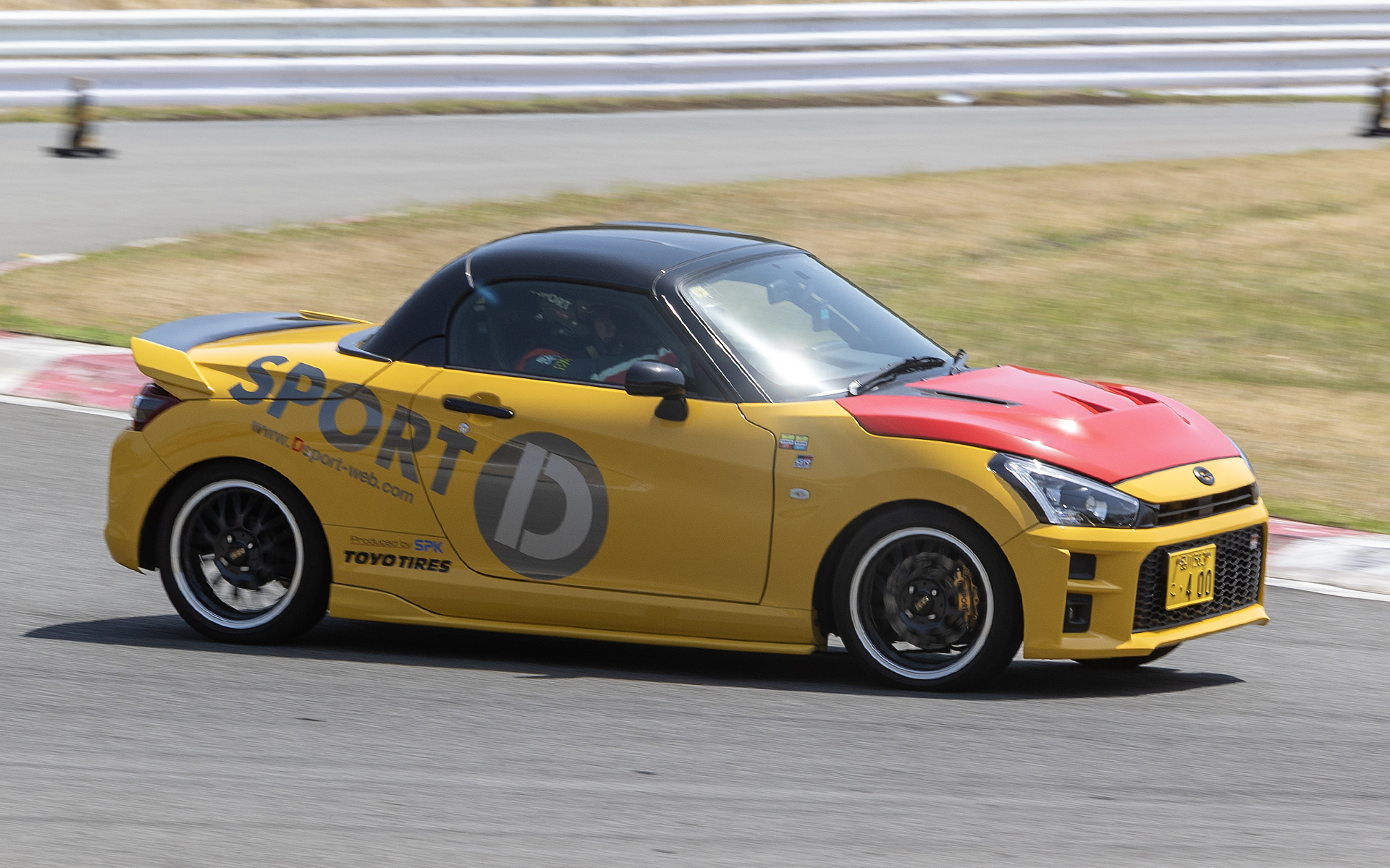 インストラクターがドライブするDスポーツのデモカーの助手席でコースを体験する同乗走行も行なわれていた