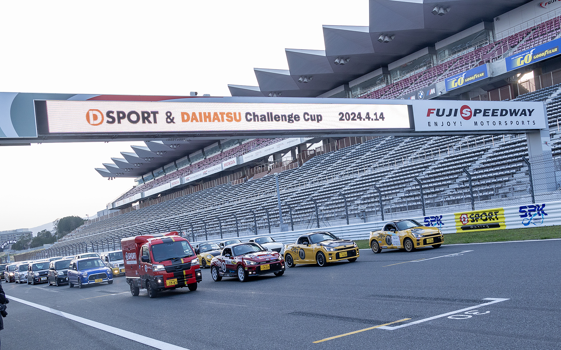 ショートサーキットでのプログラム終了後はレーシングコースへ移動してホームストレート上で記念撮影