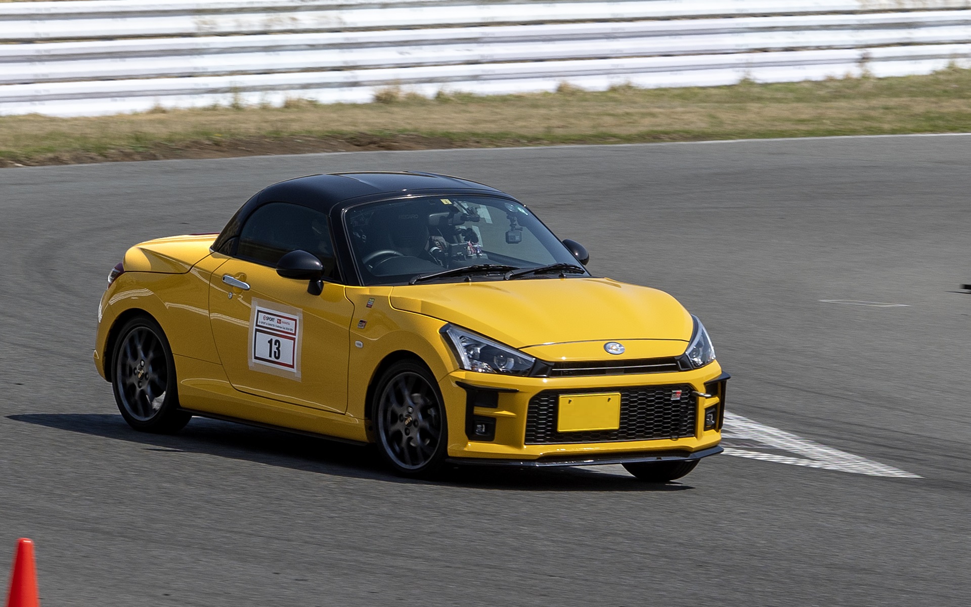 セキフライさんの走行シーン。サーキットは初めてといっていたが、スムーズで危なげない走行だった。タイムアタックのクラス順位は13位。タイムは42秒617