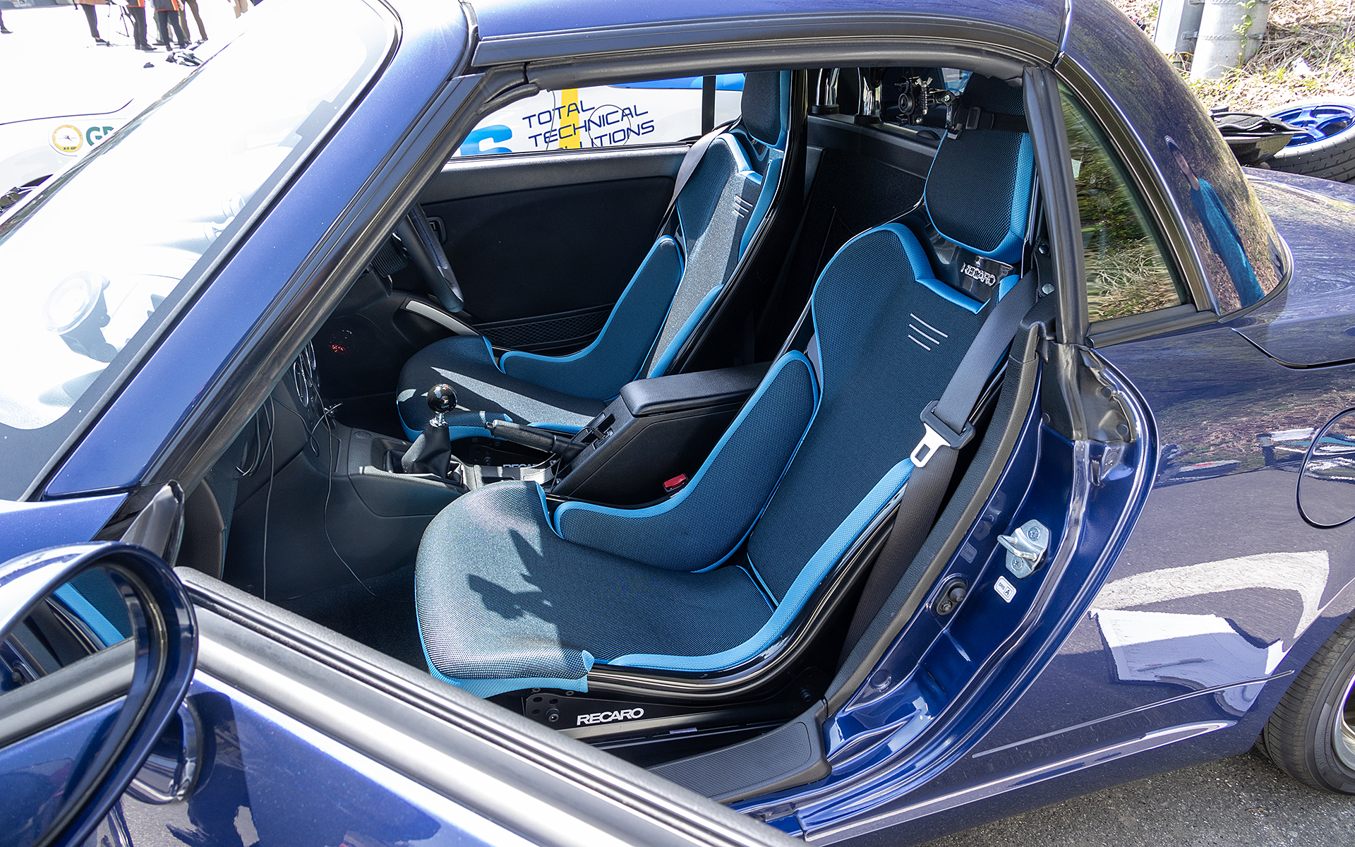 クルマ好きなご夫婦なのでカスタマイズのセンスもいい。ドライブ用ということで運転しやすく疲れにくいバケットシートにサポートを追加していた