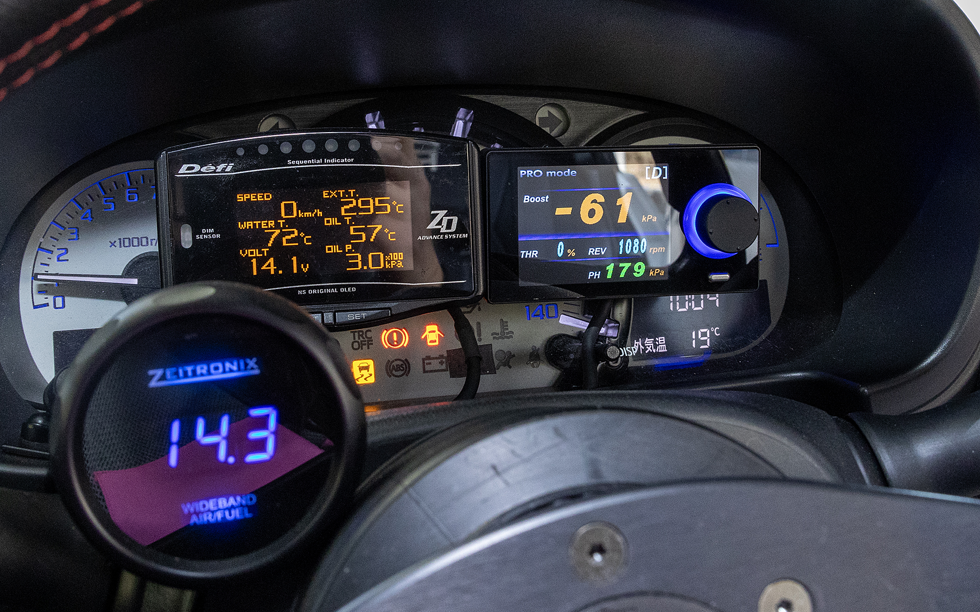メーターまわりはこのとおり。右からブーストコントローラー、集中メーター、空燃比計が並ぶ
