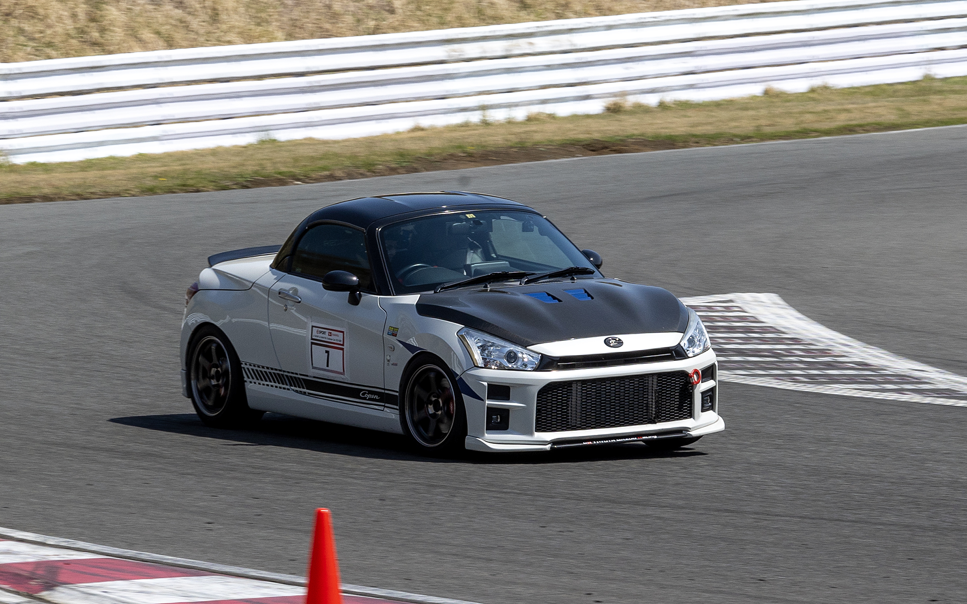 モータースポーツ経験者がコペンに乗った印象を聞いてみたところ即答で「おもしろいね」という答え。また、普通車でやるよりタイヤなど消耗品のコストがかからないのがいいとのことだった