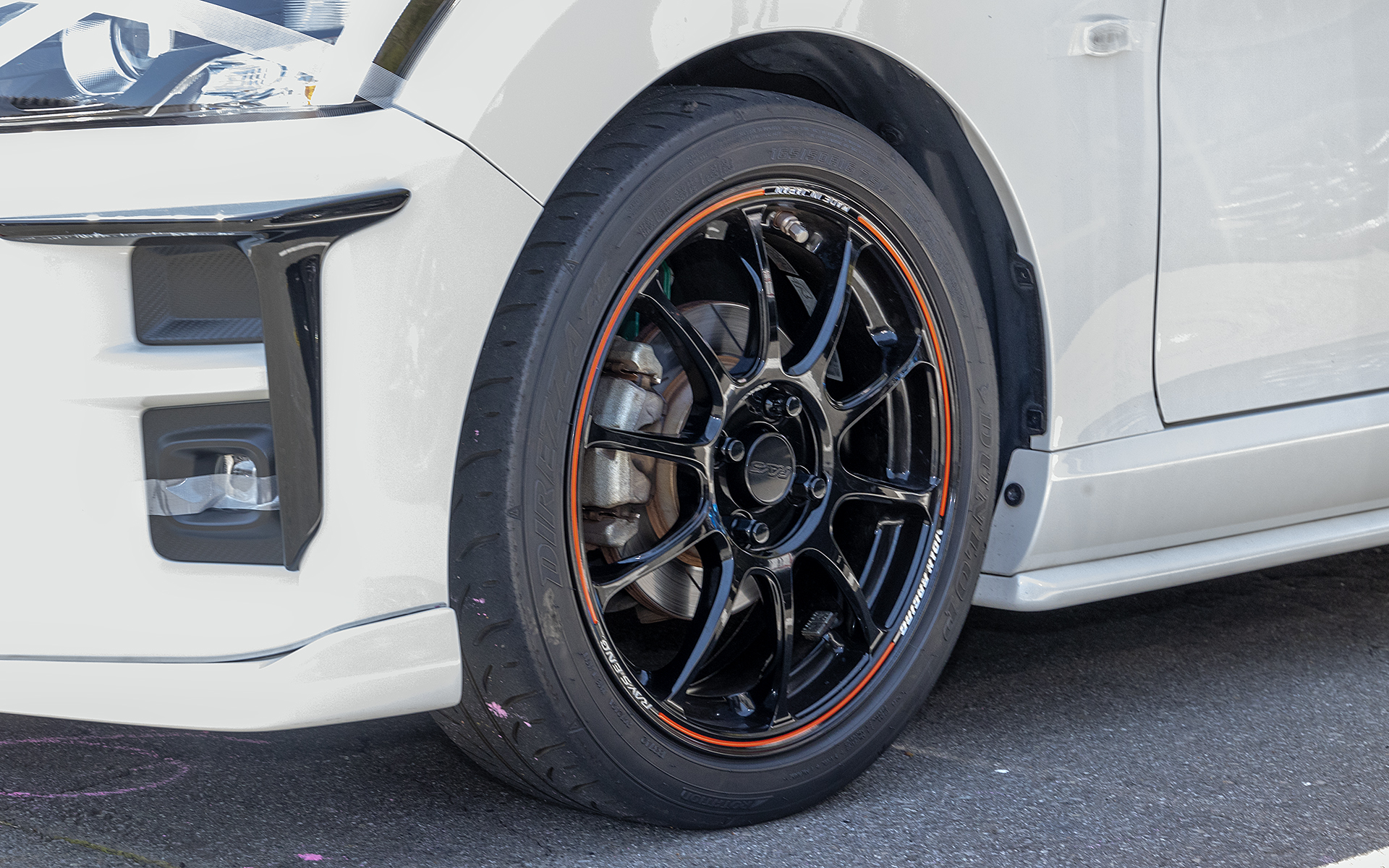 ZE40限定版を履くためにHKSのハイパーMAXサスキットも装着。当初はホイール交換だけでいいと思っていたそうだが、サスキットまで組むことになったので「そこまでやったのならもういいかと思い、いろいろやってしまいました」とのこと