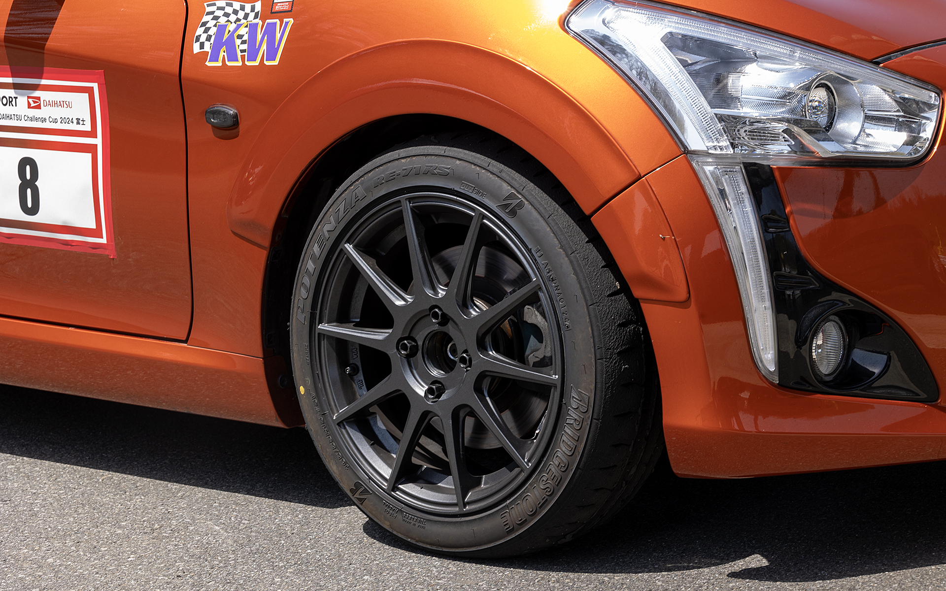 サスペンションはKW製を装着。ハイスペック版で減衰力はバンプ、リバンプが別々に調整可能。ショップでの初期設定のまま不満なく乗れているとのこと