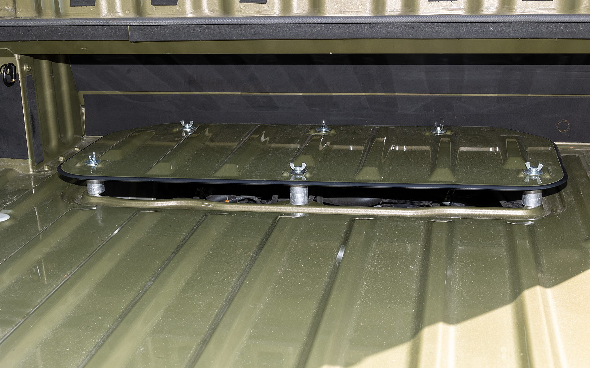 ハイゼットは運転席の下にエンジンがあるためクーリングの意味で荷台にあるフードにカラーを挟んでフードを浮かして装着していた