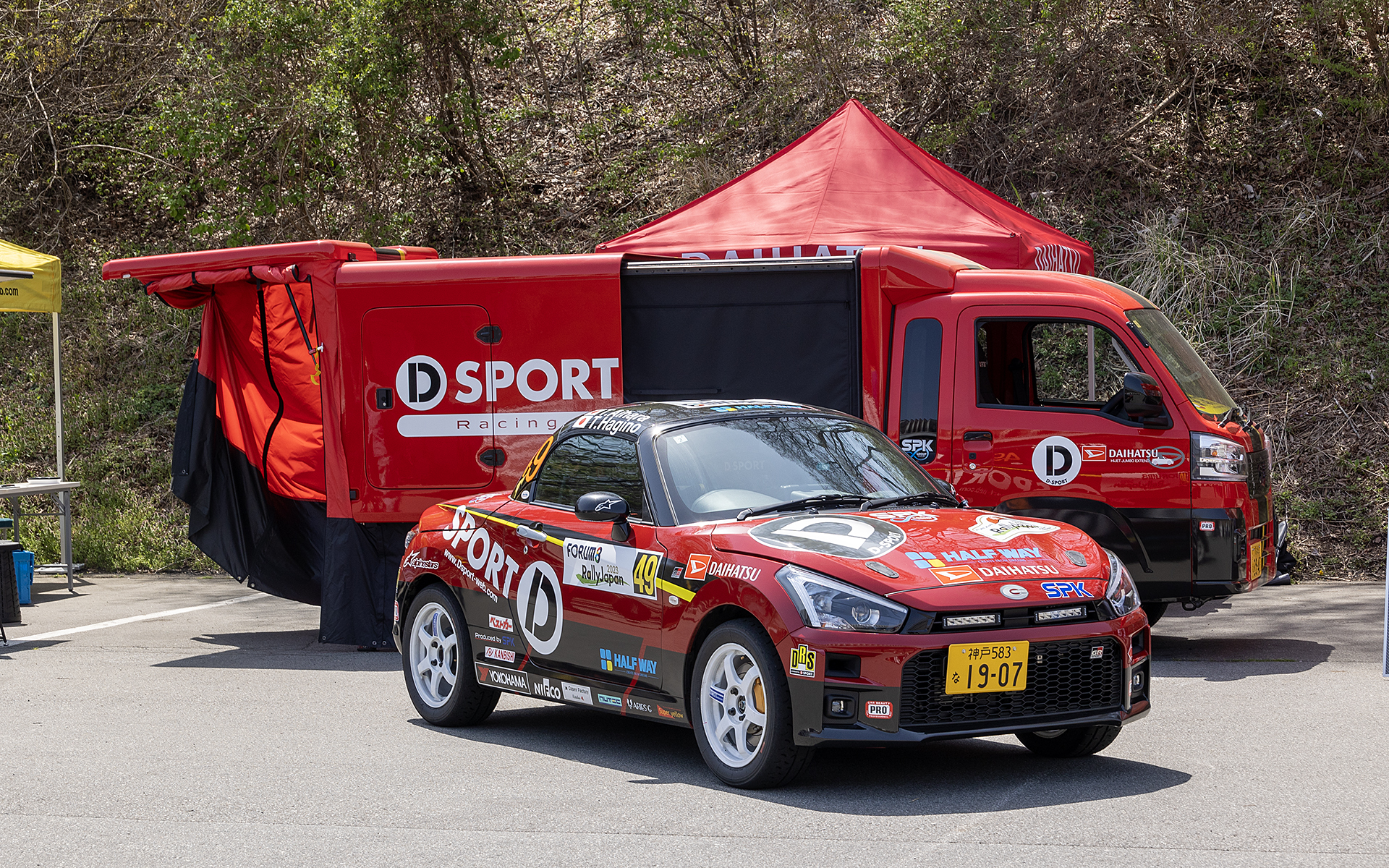 パドックにはラリージャパンを走ったコペンも展示。車高を上げたラリースタイルも好評だった。後ろにあるのは東京オートサロンにも展示されたハイゼットのサポートカー