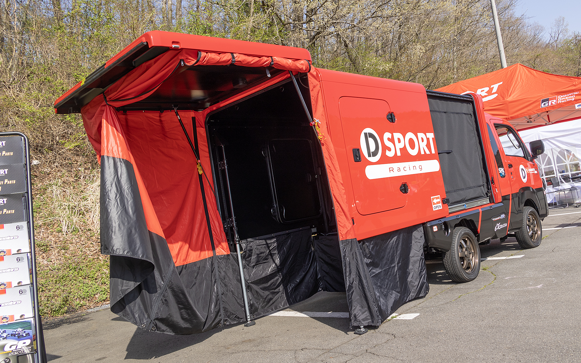 荷台の箱はワンオフで作られたもの。サービスパークでは箱がスライドしてマルチに使えるスペースを作る。キャンピングカーとして発売されたら人気も出そうだ