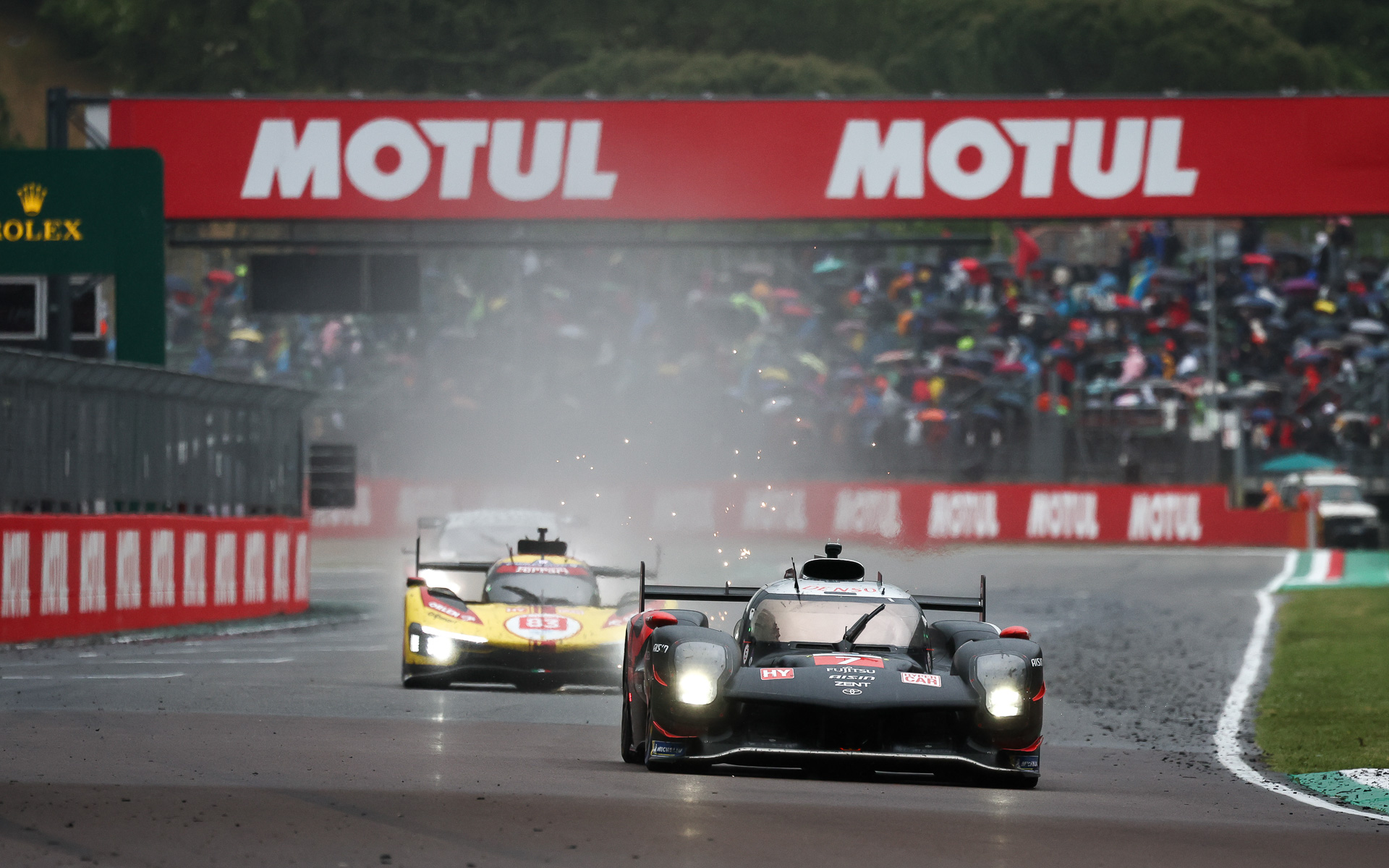 フェラーリと激しく争うGR010 HYBRID 7号車