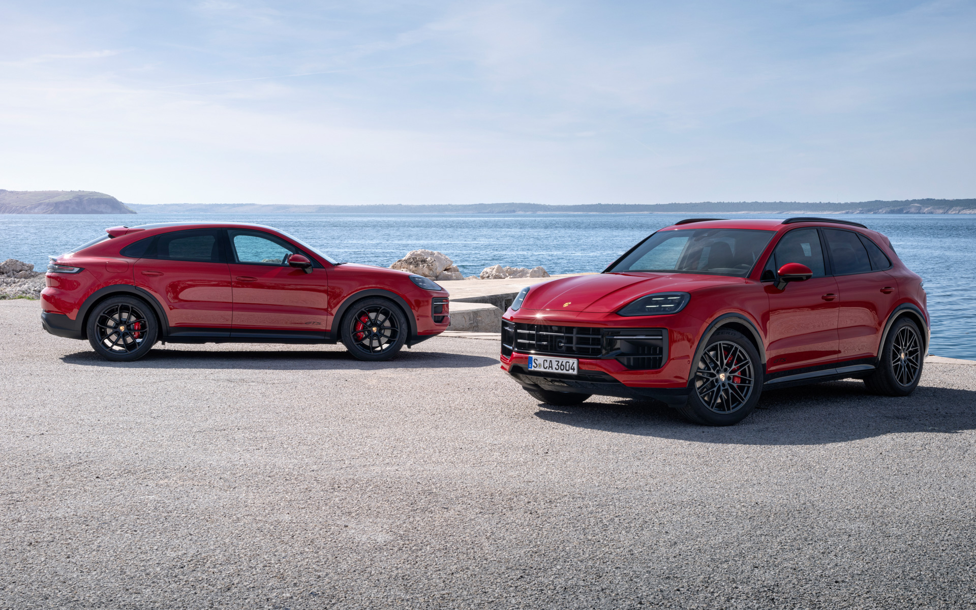 カイエンGTSクーペ（左）、カイエンGTS（右）