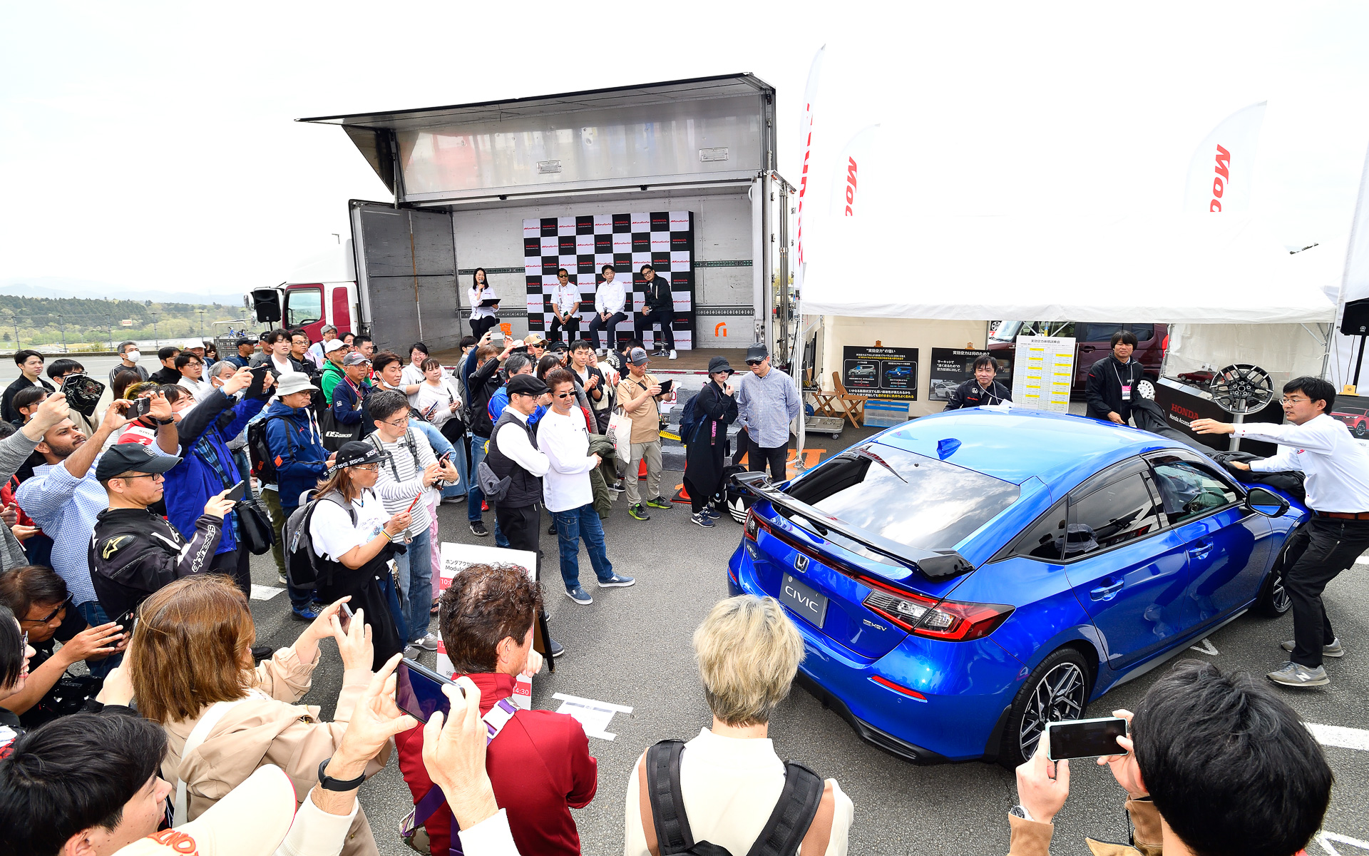 多くの来場者の前で新アイテムのアンベールを行なった