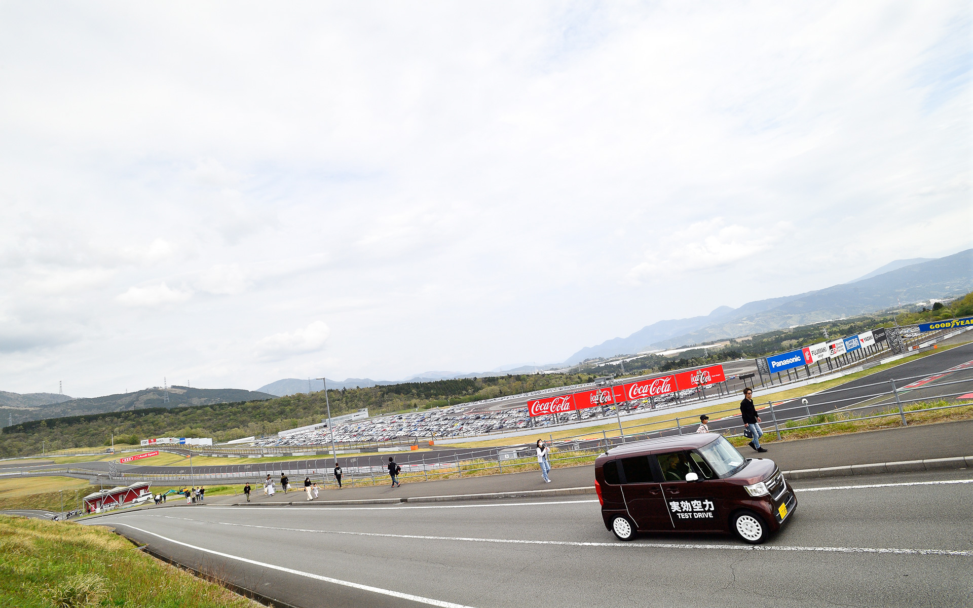 「実効空力体感試乗会」は富士スピードウェイの外周路で行なわれた