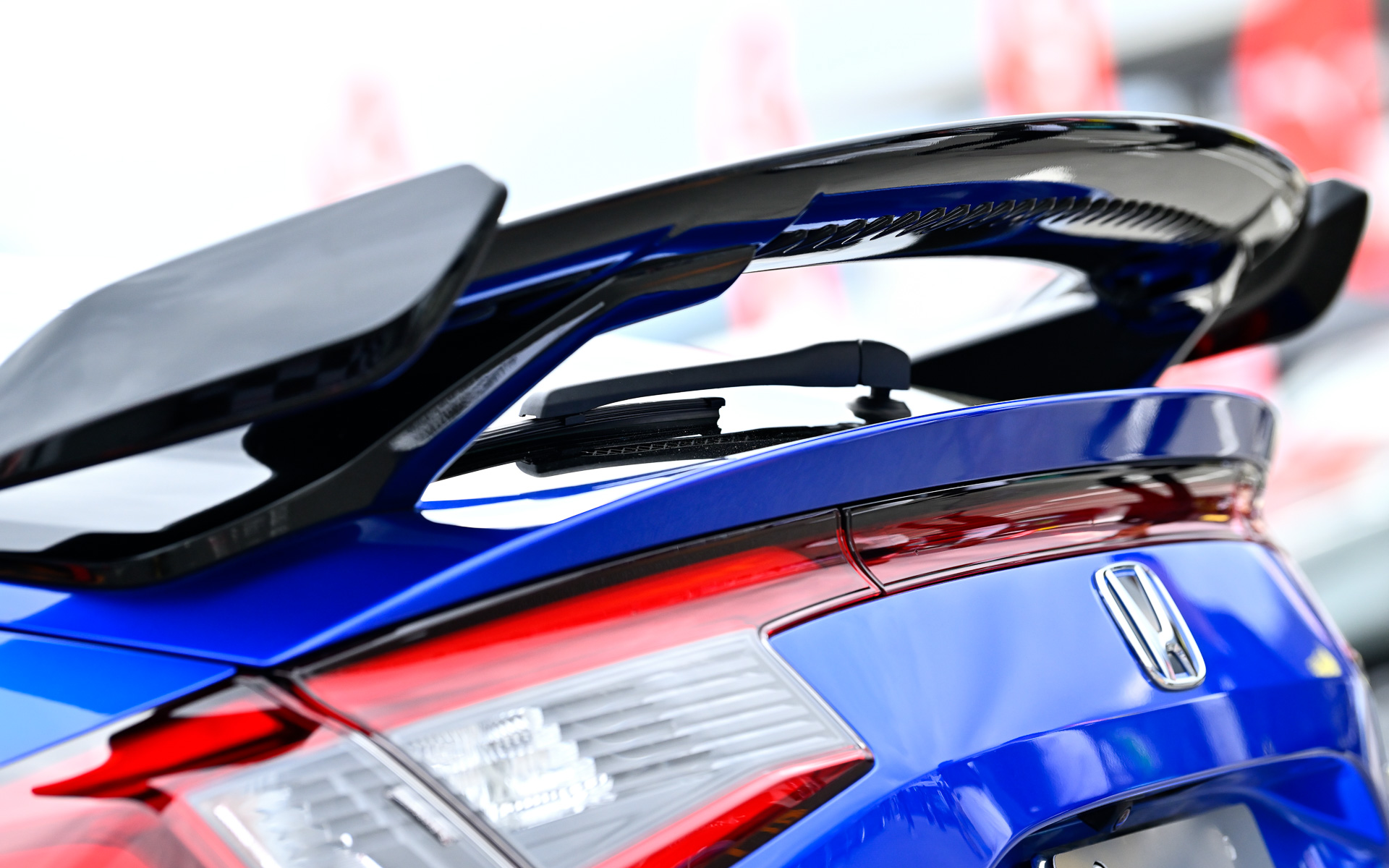 ウイングの下面にノコギリの歯のようなギザギザ＝「シェブロン（鋸歯）形状」を設けることで、空気の流速が速い部分を作りだし、その空気の流れを利用してテールゲートスポイラーの空力効果を向上させる