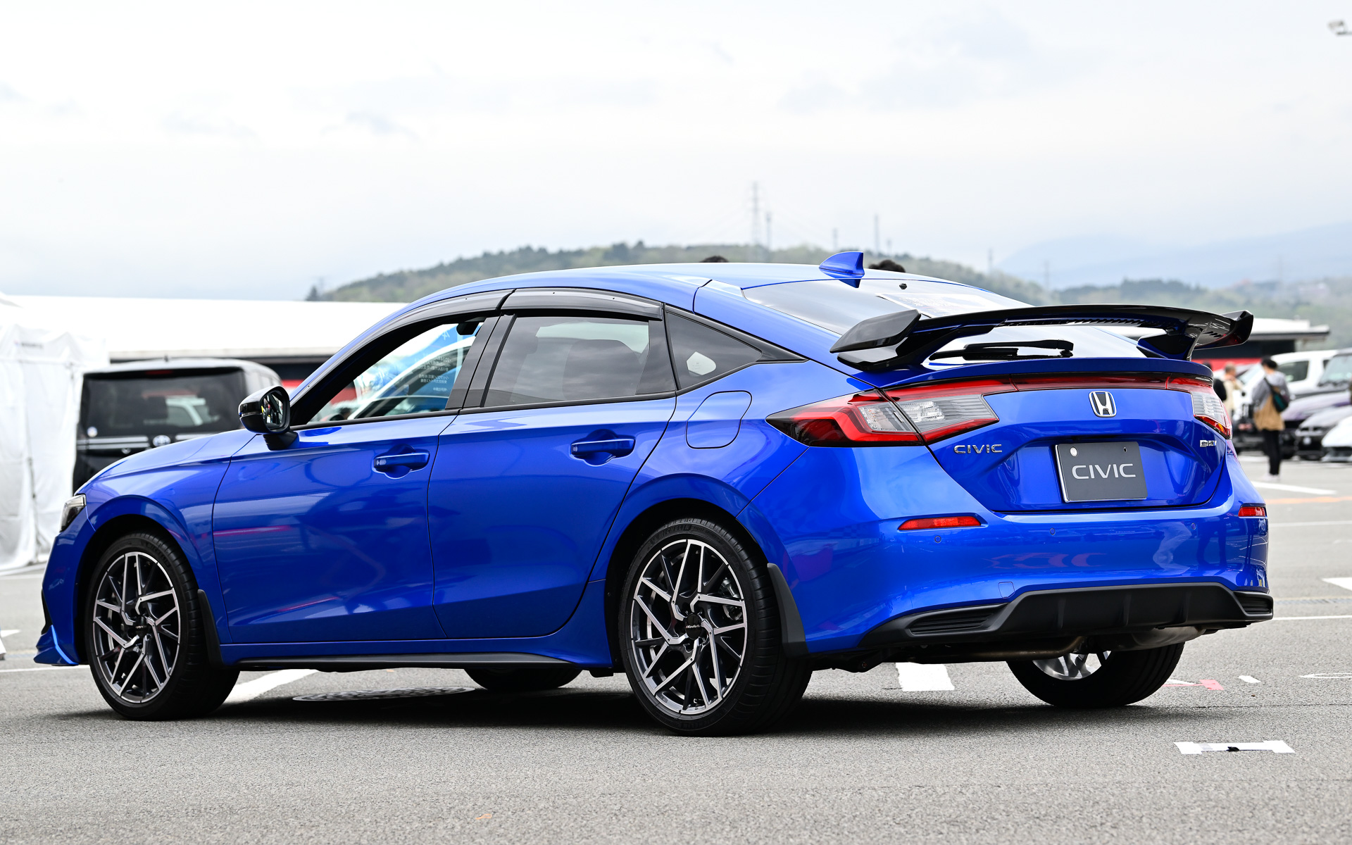 「テールゲートスポイラー（ウイングタイプ）」試作品装着状態