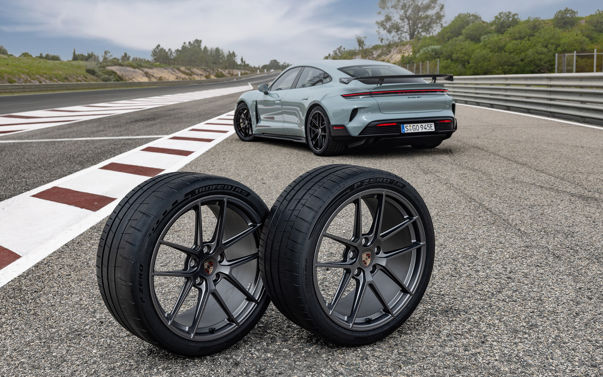 「P Zero R」「P Zero トロフェオ RS」がポルシェ「タイカン」の承認タイヤに